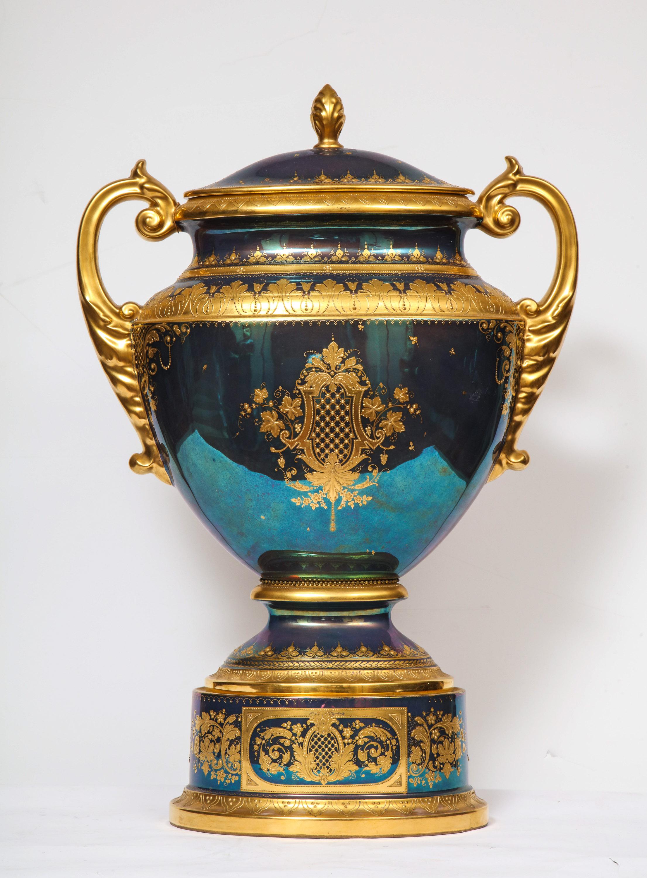 Monumental vase et couvercle de portrait en porcelaine irisée de la Vienne royale, Wagner en vente 6