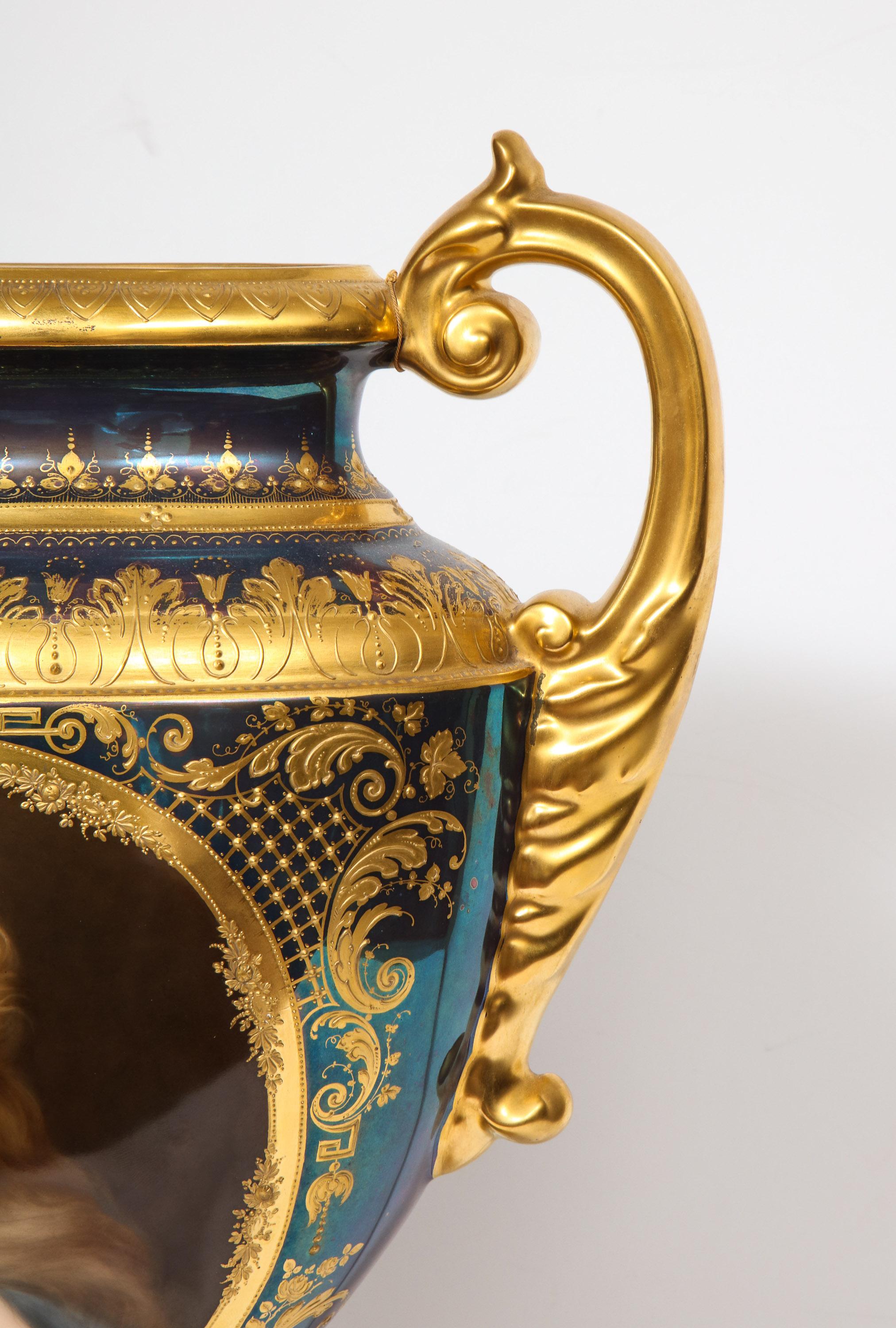 Monumental vase et couvercle de portrait en porcelaine irisée de la Vienne royale, Wagner en vente 11
