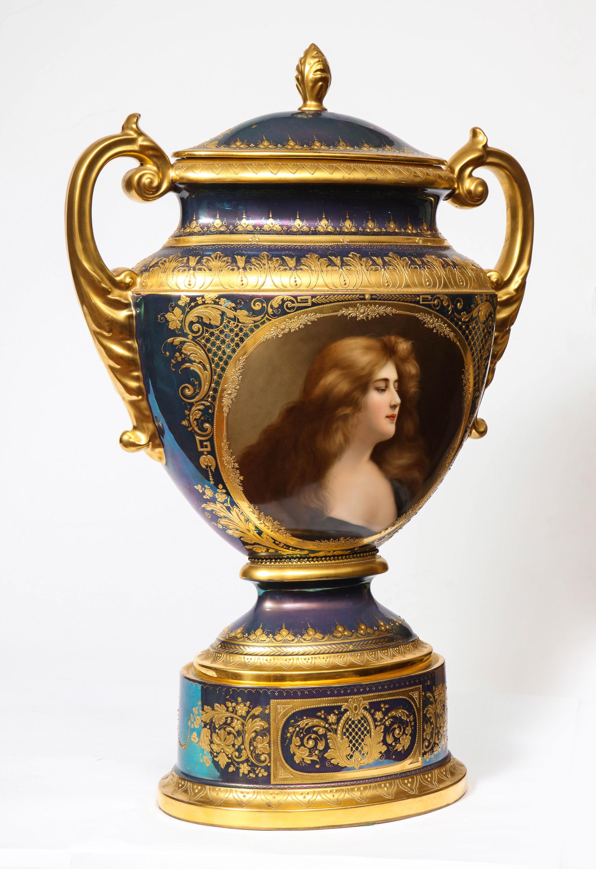 Un vase portrait monumental et un couvercle en porcelaine irisée Royal Vienna, Wagner, vers 1880.

Cette urne royale viennoise présente un lustre irisé exceptionnel, une forme aplatie à deux anses, un exquis portrait allégorique de femme peint à la
