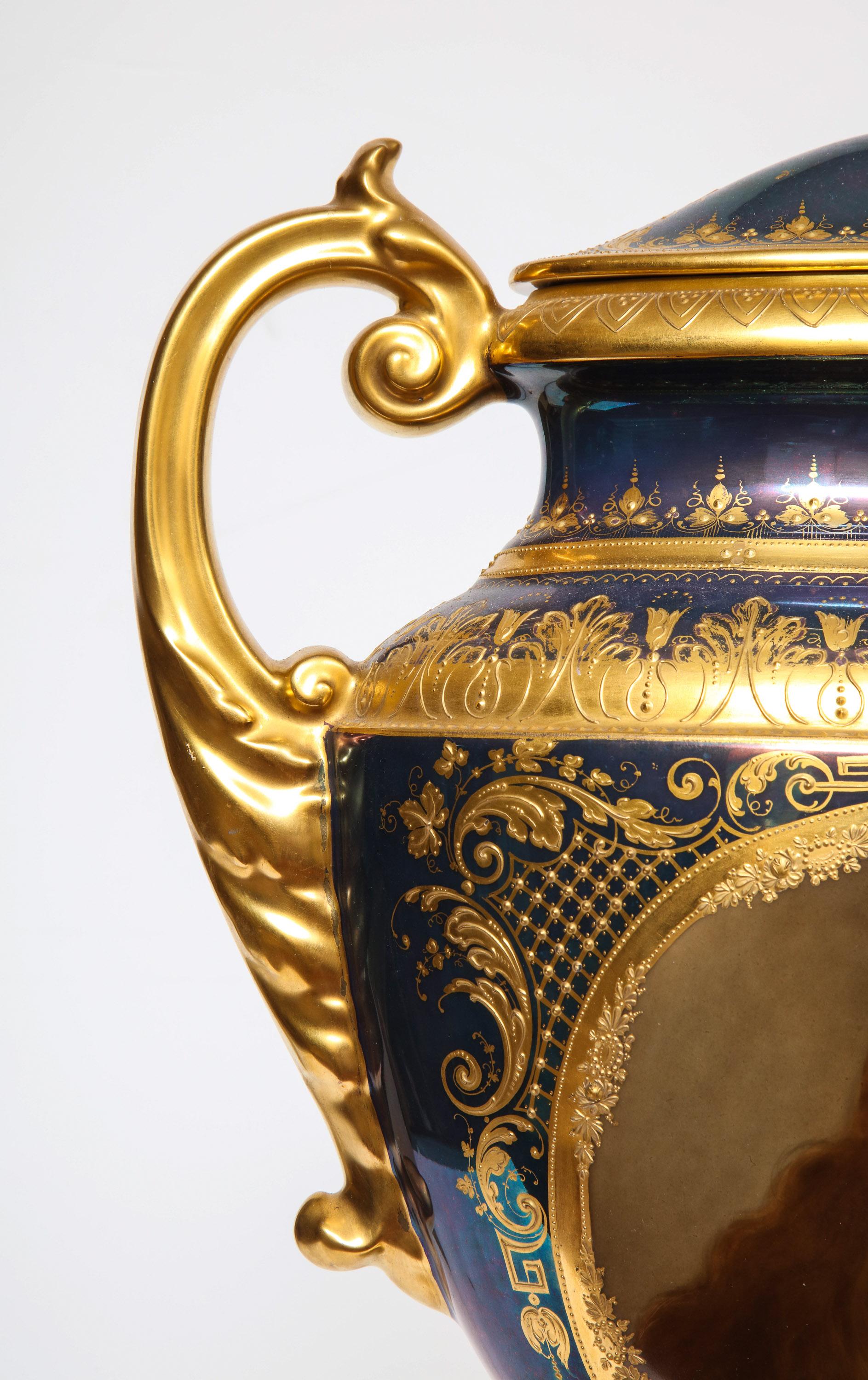 Austriaco Vaso e coperchio monumentale Royal Vienna Porcelain Iridescente, Wagner in vendita