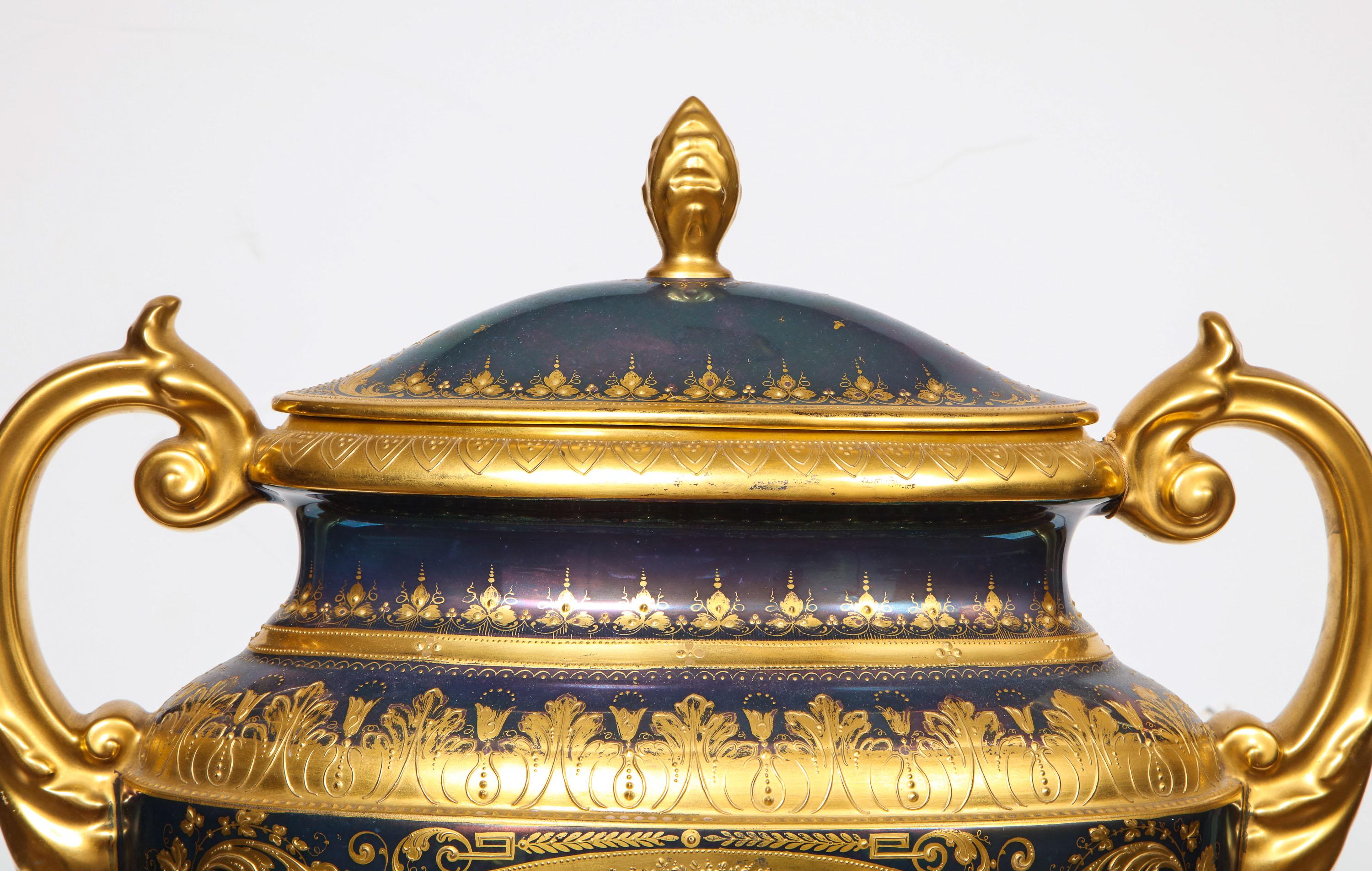 Vaso e coperchio monumentale Royal Vienna Porcelain Iridescente, Wagner In condizioni ottime in vendita a New York, NY