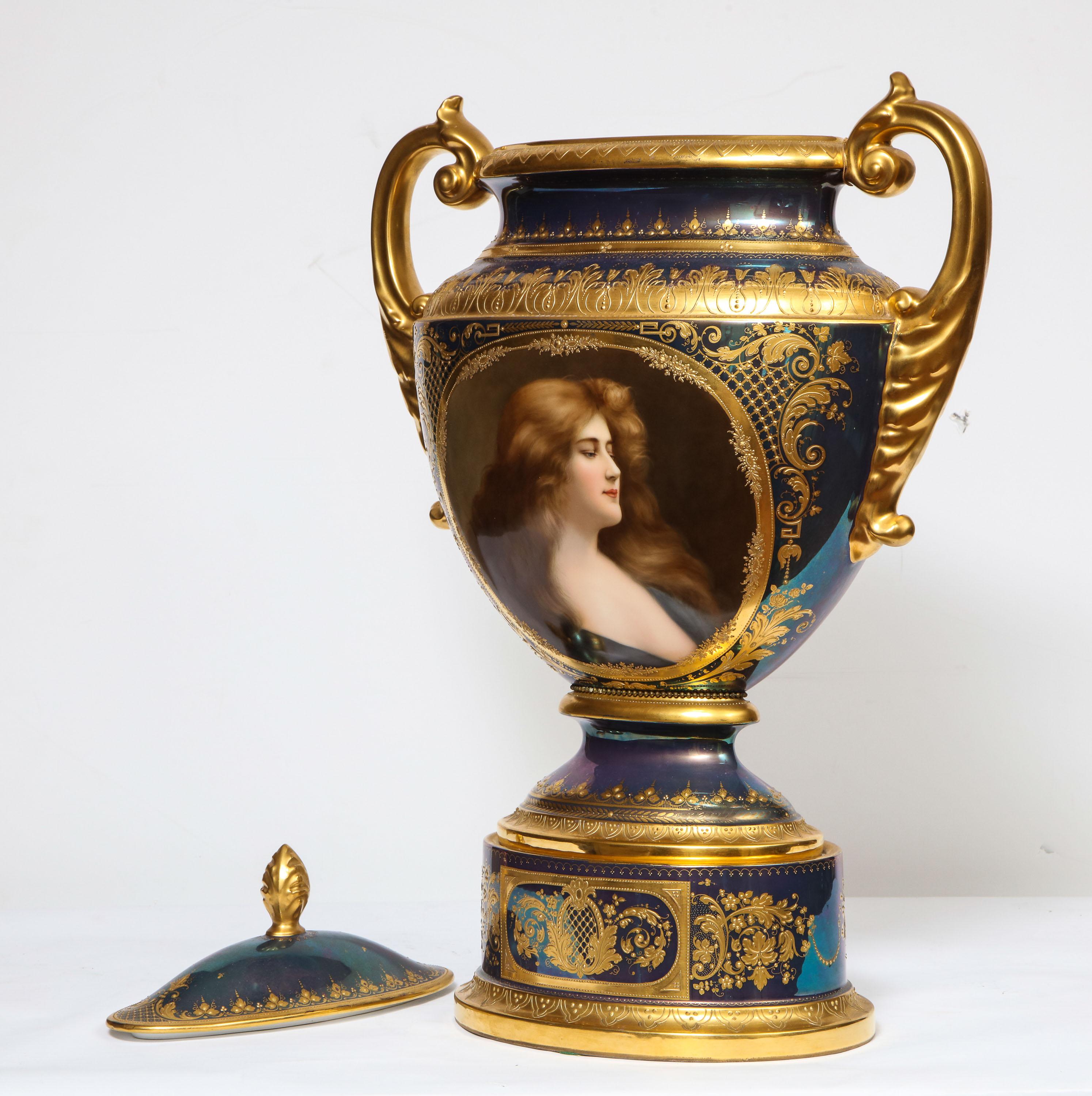 Monumental vase et couvercle de portrait en porcelaine irisée de la Vienne royale, Wagner en vente 1