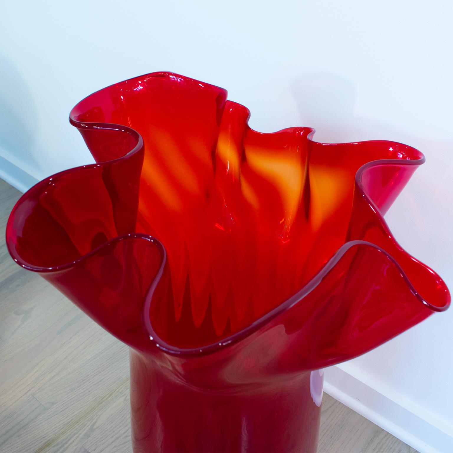 Vaso monumentale Fazzoletto in vetro artistico di Murano rosso rubino di Venini in vendita 3