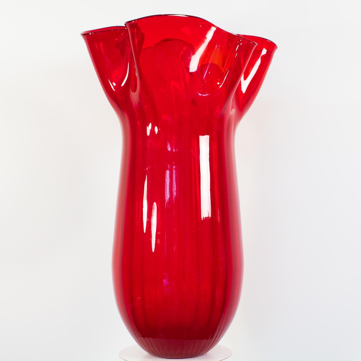 Moderno Vaso monumentale Fazzoletto in vetro artistico di Murano rosso rubino di Venini in vendita