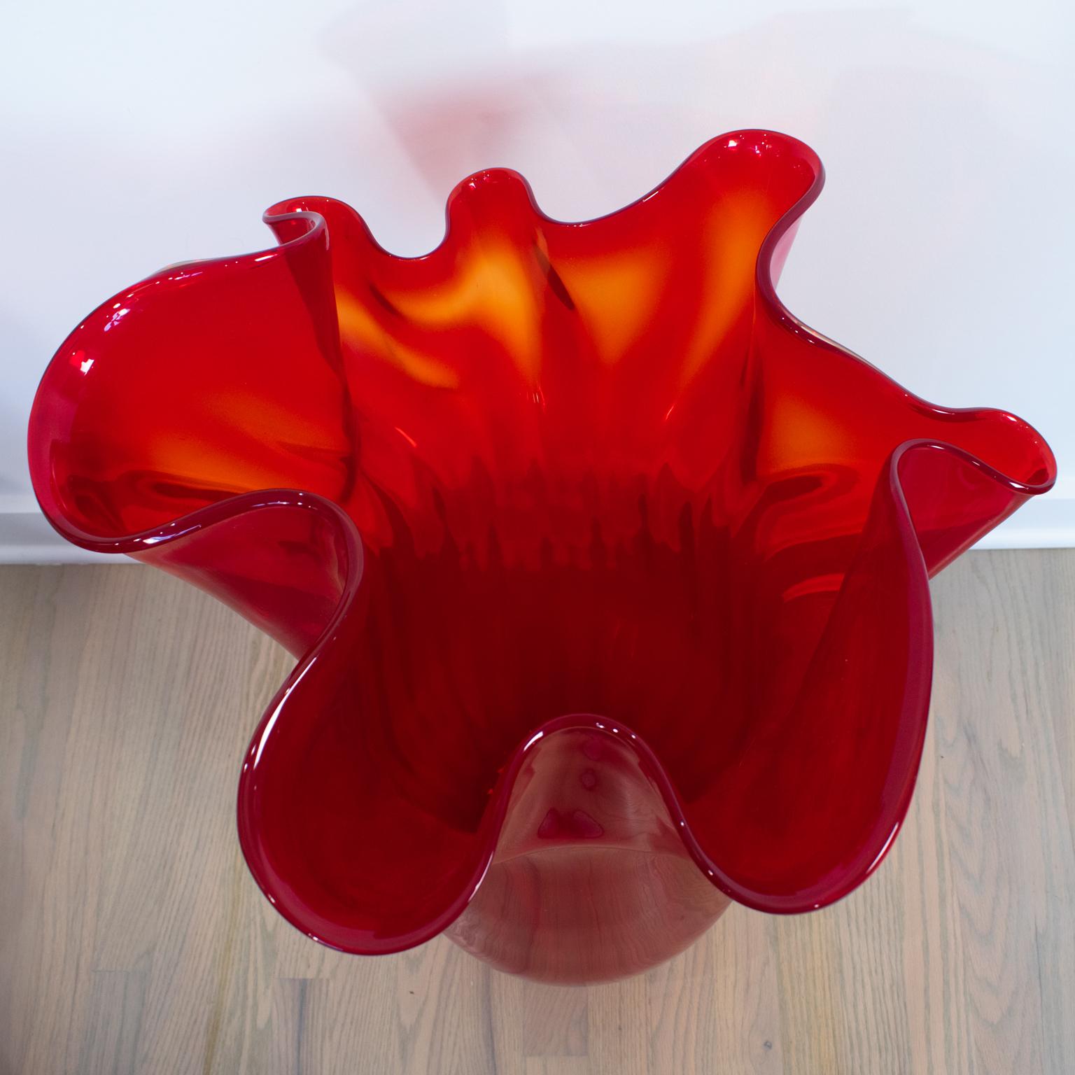 Vaso monumentale Fazzoletto in vetro artistico di Murano rosso rubino di Venini in vendita 1
