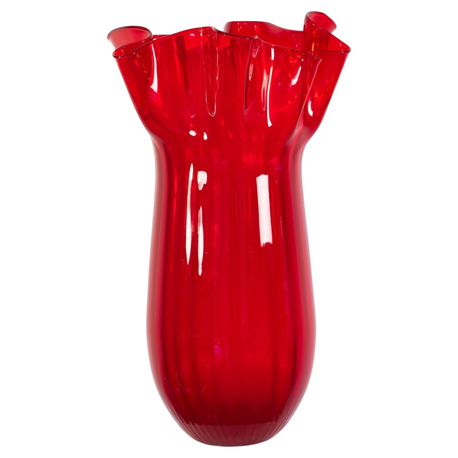 Monumental vase Fazzoletto en verre d'art de Murano rouge rubis par Venini