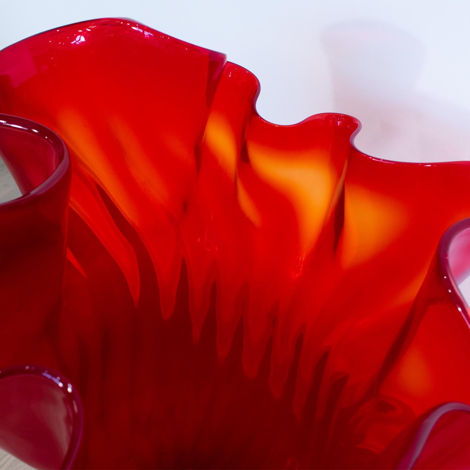 Vaso monumentale Fazzoletto in vetro artistico di Murano rosso rubino di Venini in vendita 2