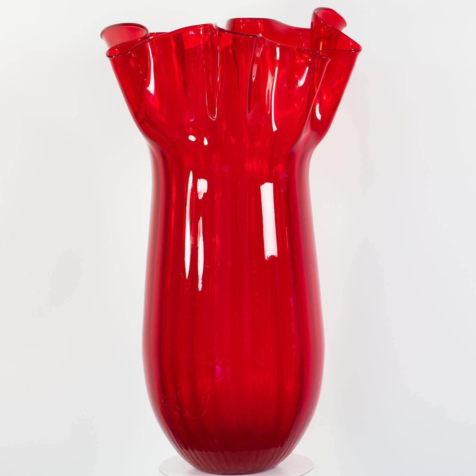 Questo splendido vaso in vetro artistico italiano soffiato a mano è stato progettato da Venini, Murano. Questo raro pezzo è stato realizzato in Italia intorno al 1970. La forma scultorea extra-alta dell'Amphora ha bordi smerlati a 