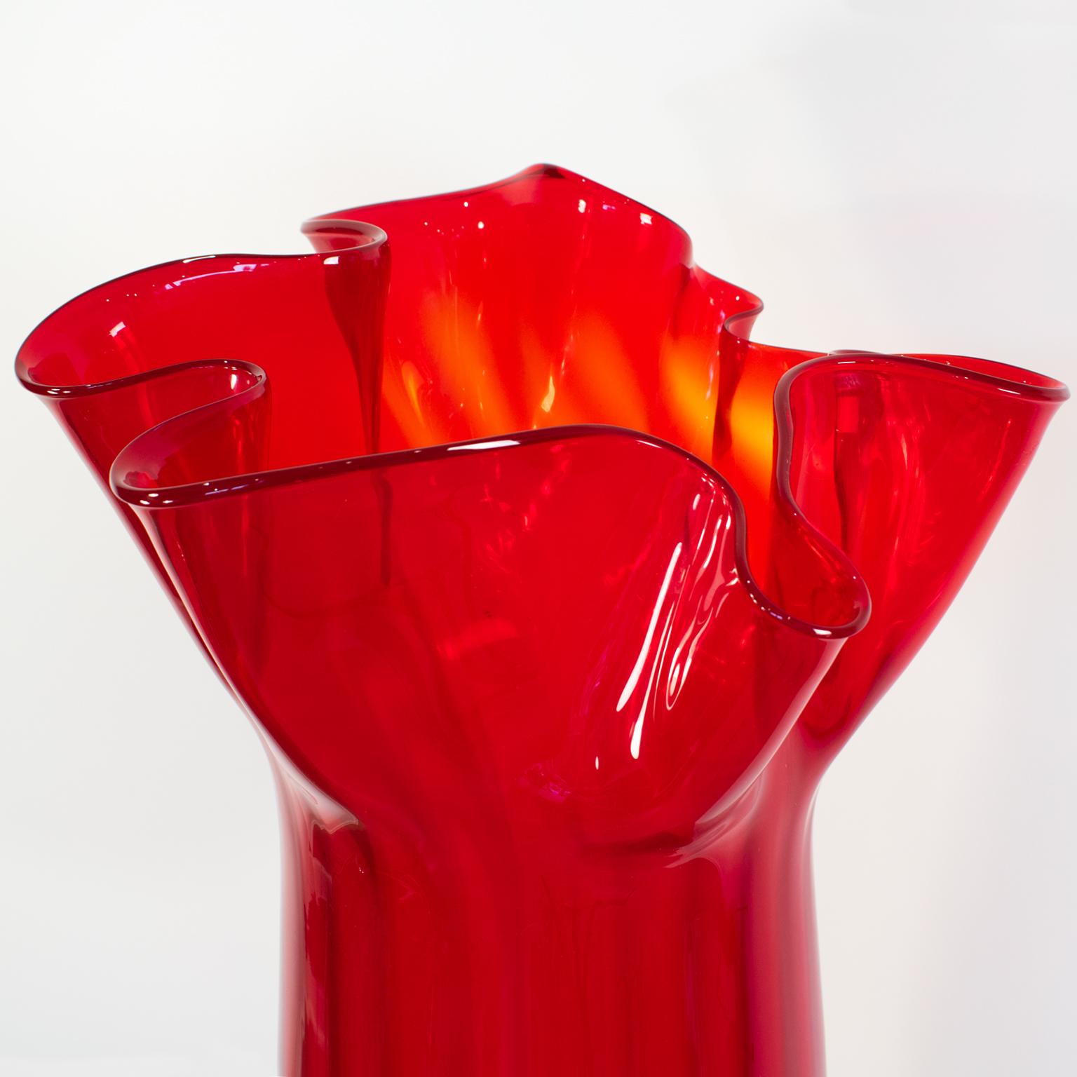 Smussato Vaso monumentale Fazzoletto in vetro artistico di Murano rosso rubino di Venini in vendita