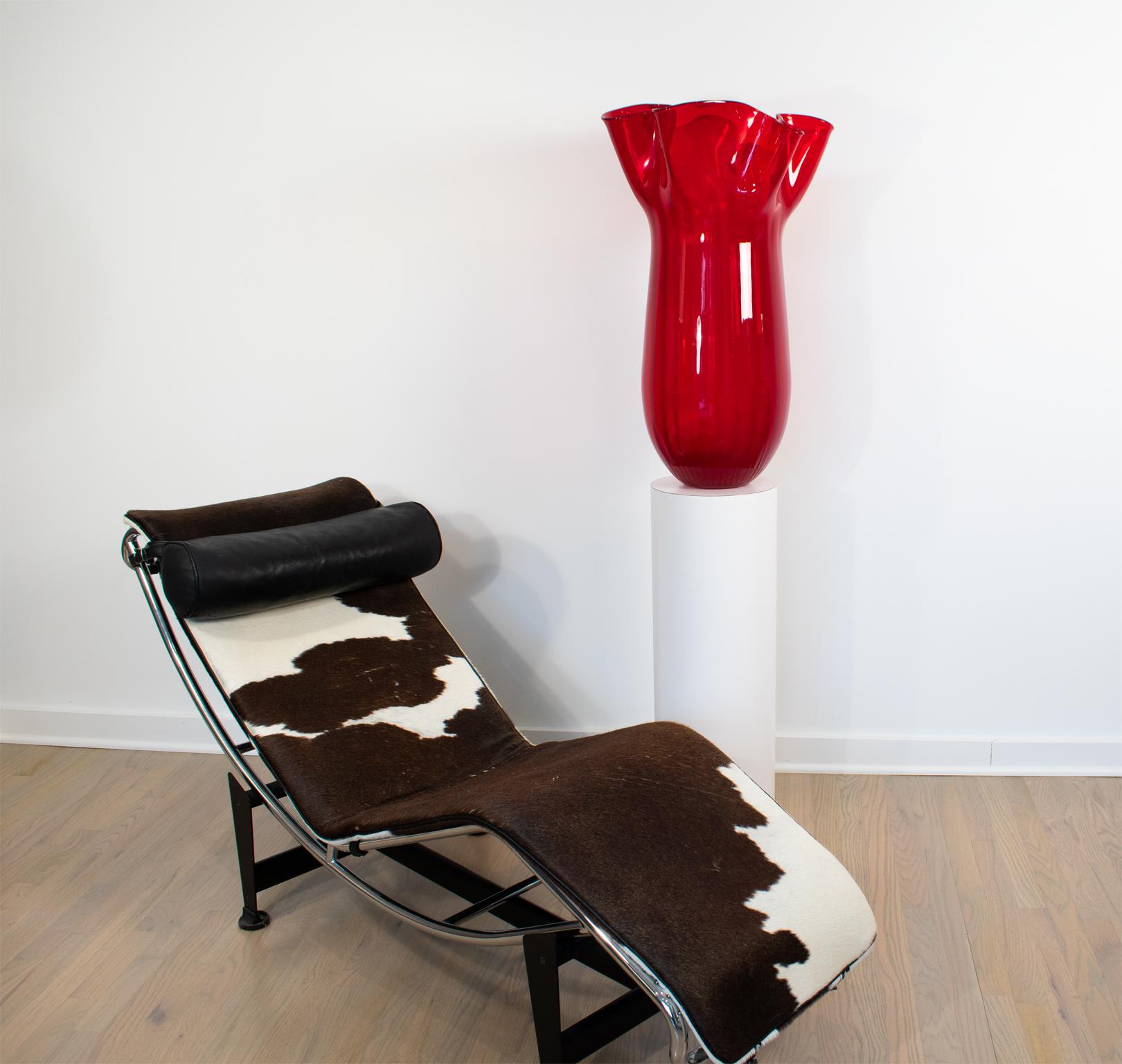 XX secolo Vaso monumentale Fazzoletto in vetro artistico di Murano rosso rubino di Venini in vendita