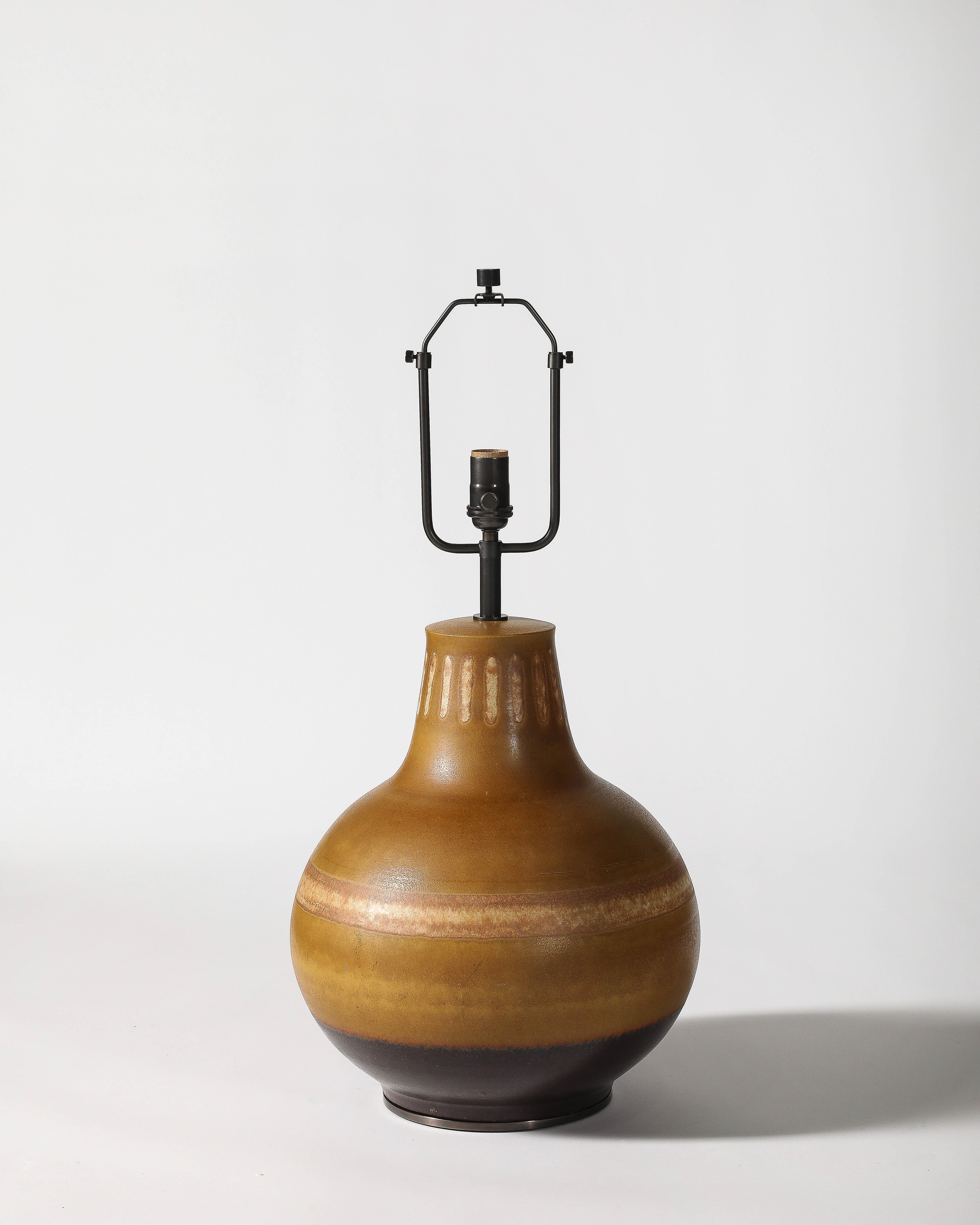 Monumental Lámpara de Mesa de Cerámica Esmaltada de Color Óxido, Francia, S. XX
El arpa ajustable permite un rango de altura de 25 a 30 pulgadas, recién recableada con una cuerda de seda de 8 pies