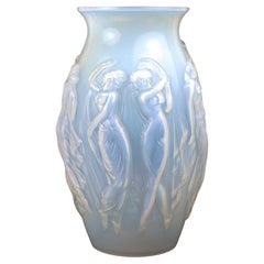 Vase monumental Sabino Art Déco opalescent avec vierges dansantes:: France 1935