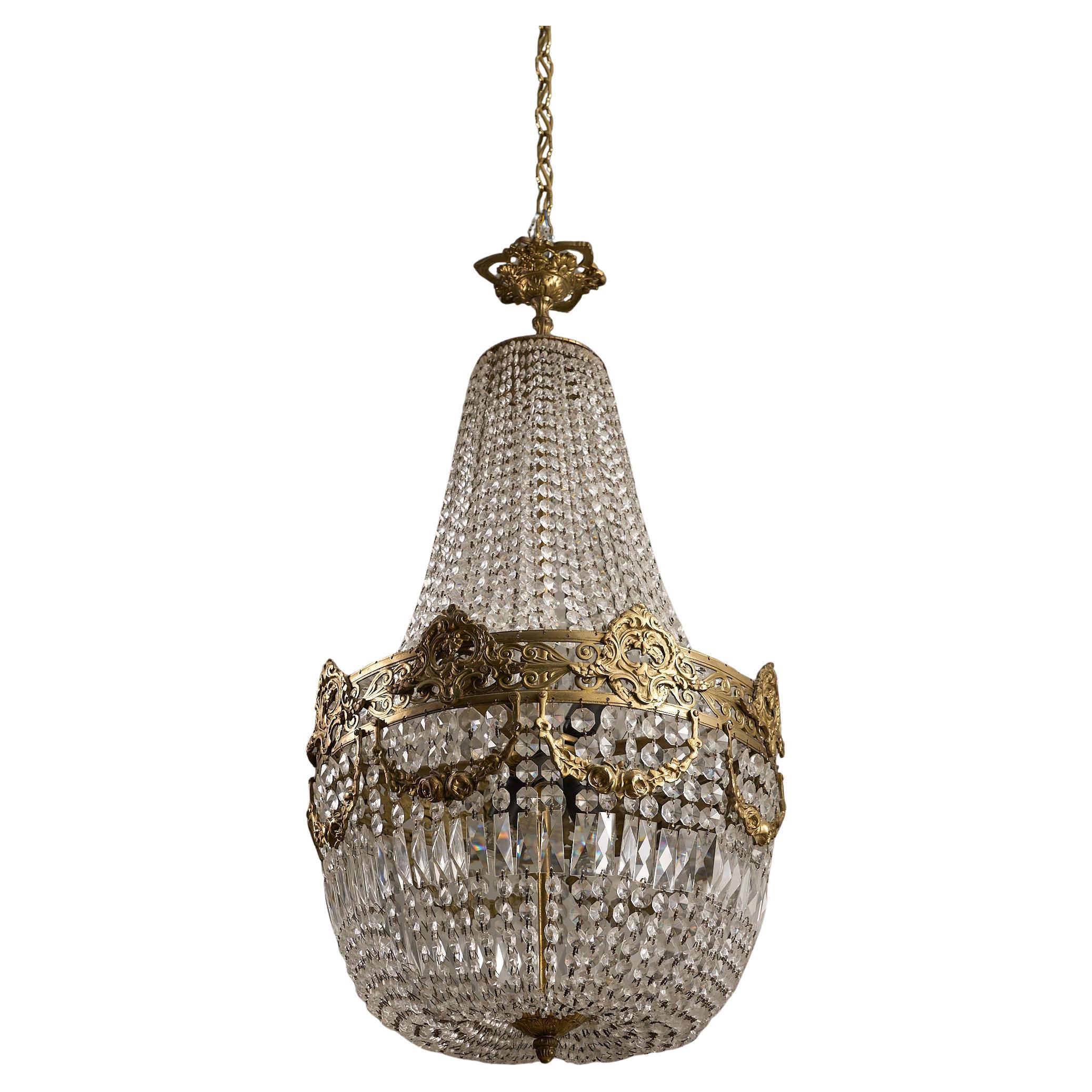 Lustre monumental en cristal "Sac à Perles" avec frise néoclassique en laiton