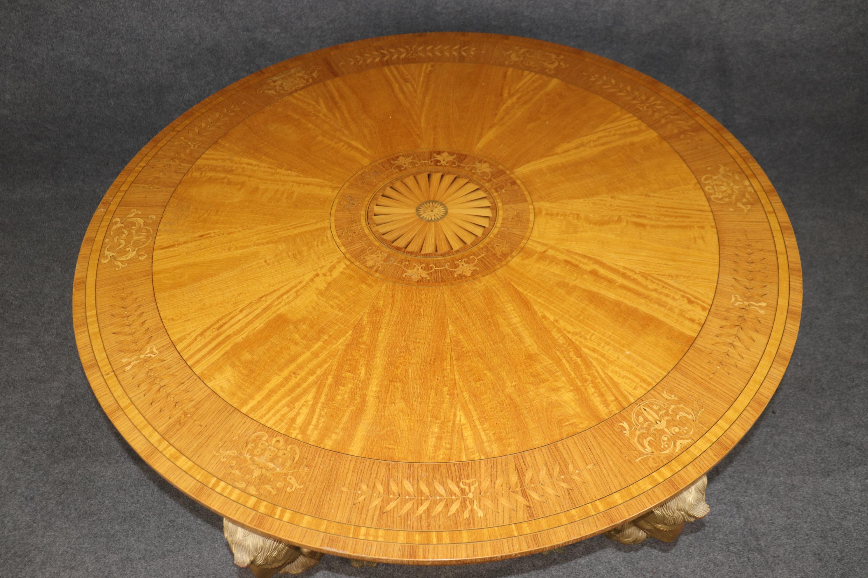 Il s'agit d'une table centrale massive, absolument exceptionnelle, en marqueterie de bois satiné, avec des terminaisons précises et détaillées en marqueterie et en tête de bélier sculptées à chaque extrémité. Les tables centrales ne sont pas aussi