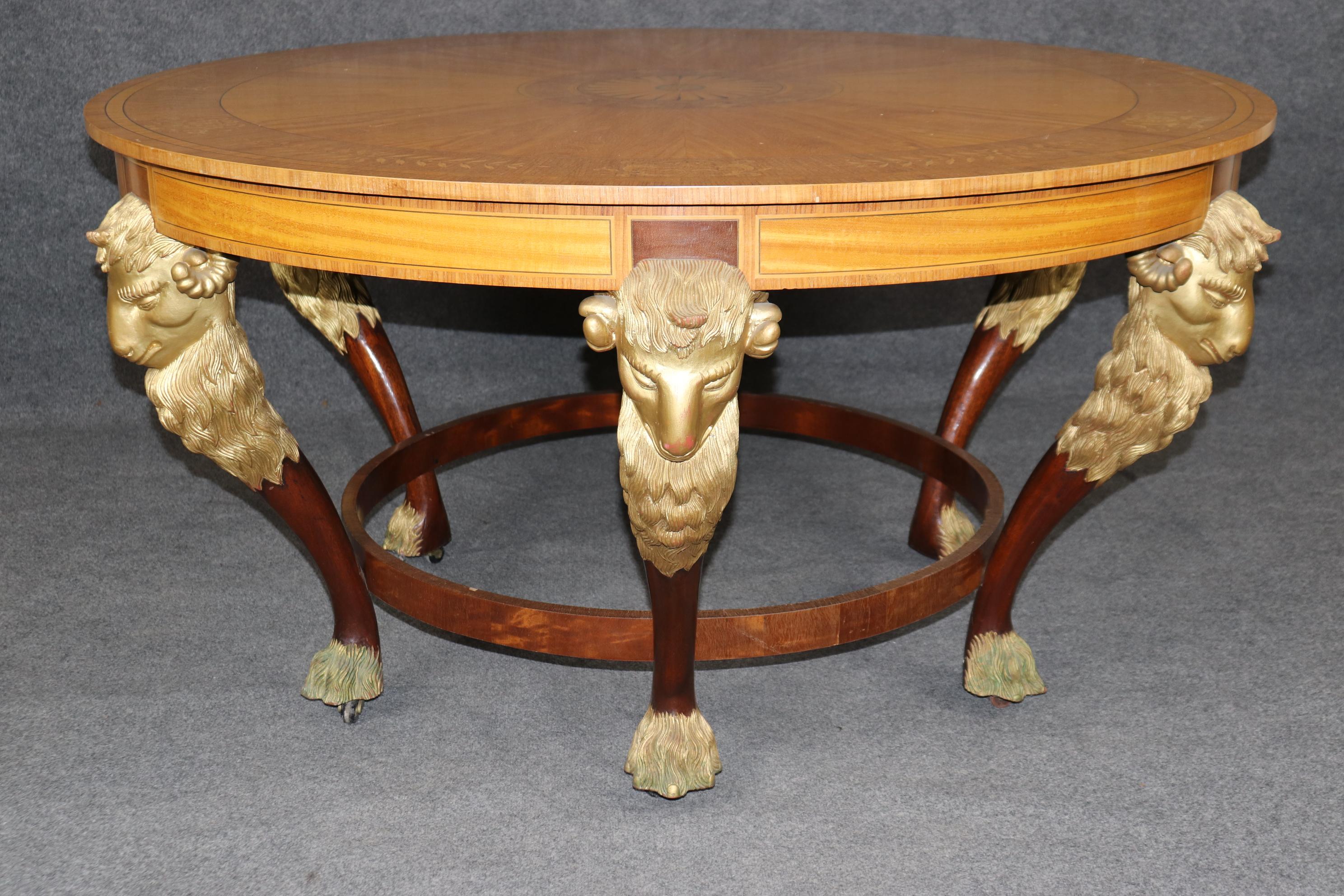 Anglais Monumentale table centrale circulaire sculptée à tête de bélier dorée de 62 pouces en vente