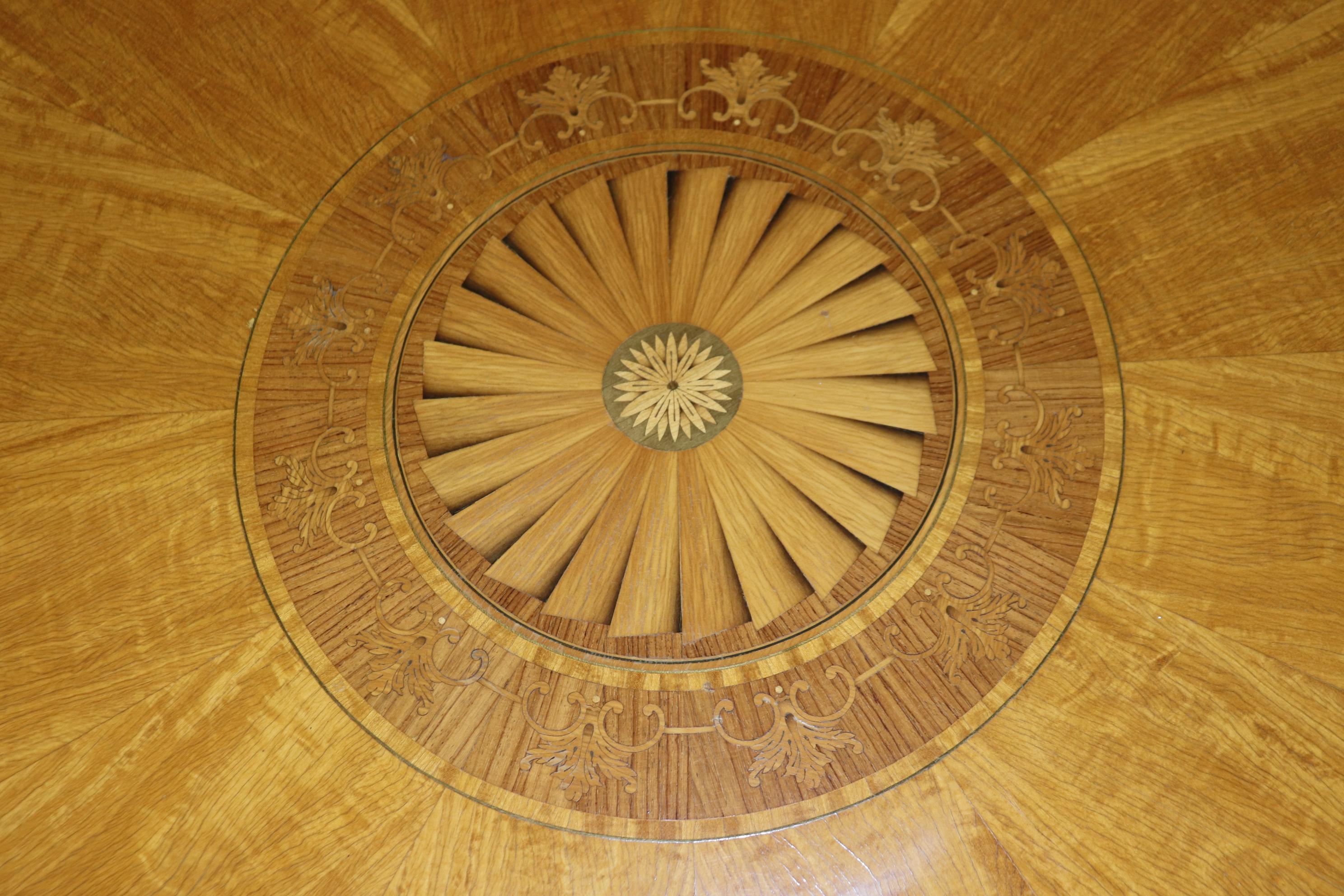 Monumentale table centrale circulaire sculptée à tête de bélier dorée de 62 pouces Bon état - En vente à Swedesboro, NJ