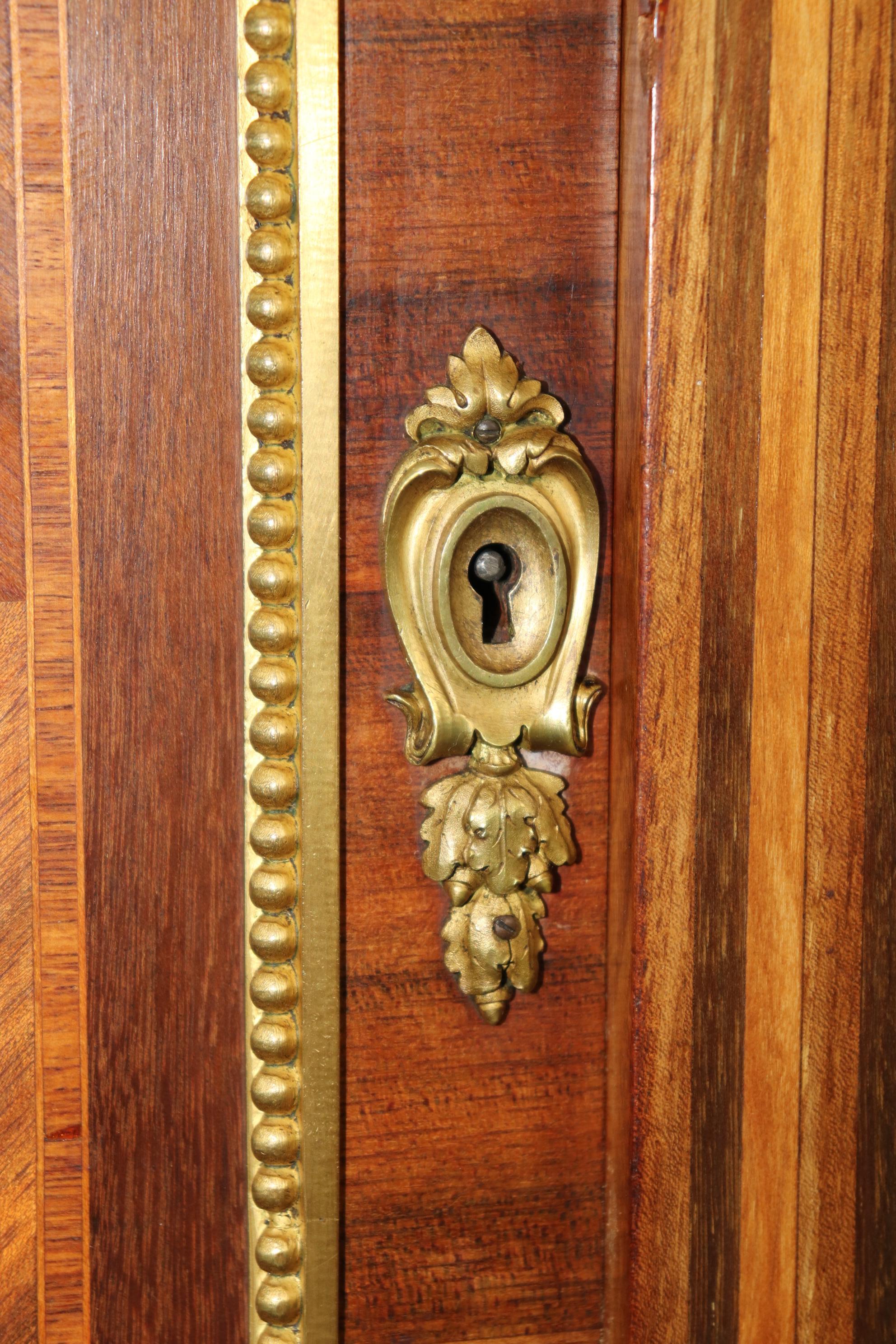 Monumental buffet à plateau de marbre en bois de roi marqueté, signé Maison Krieger en vente 4