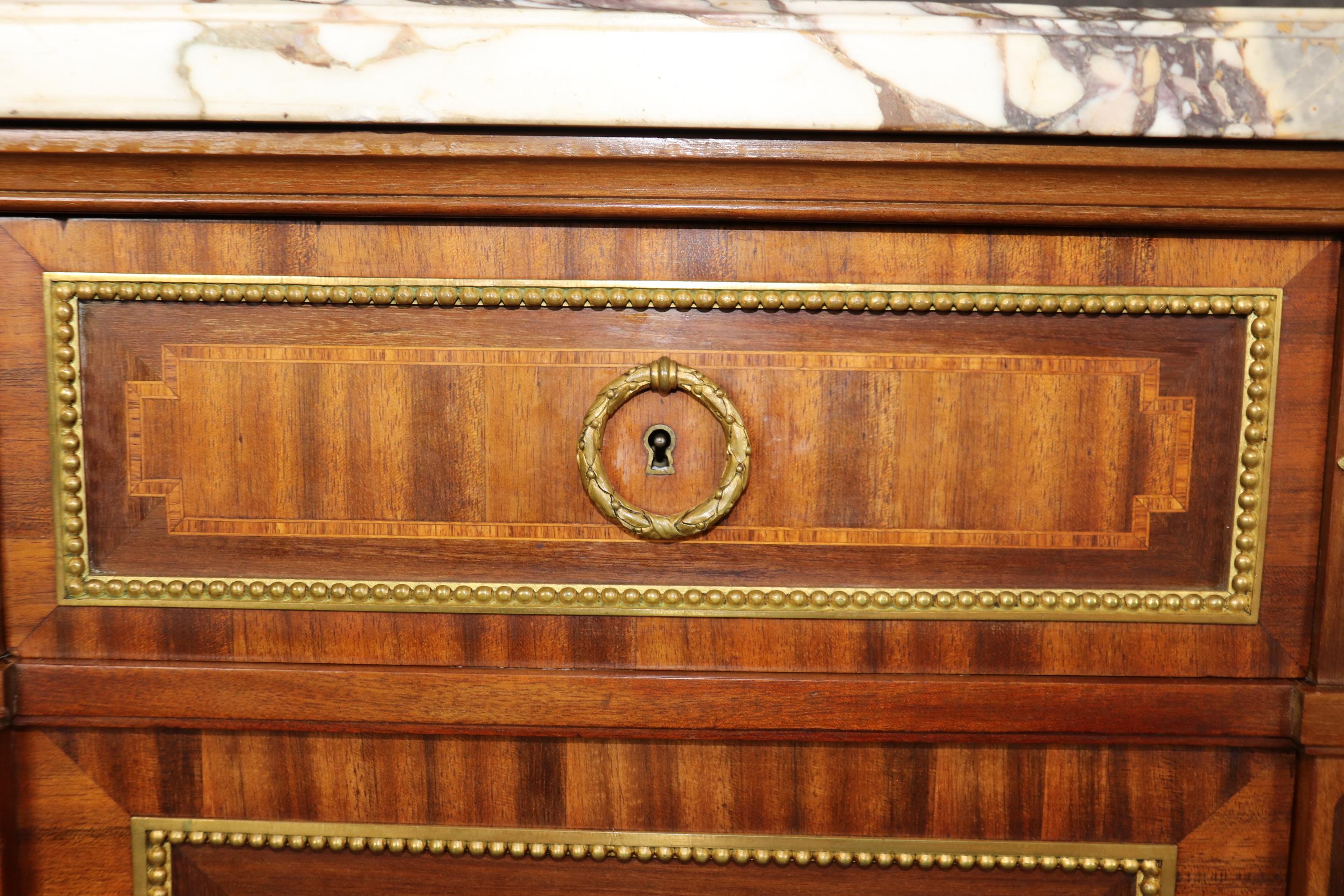 Monumental buffet à plateau de marbre en bois de roi marqueté, signé Maison Krieger en vente 6