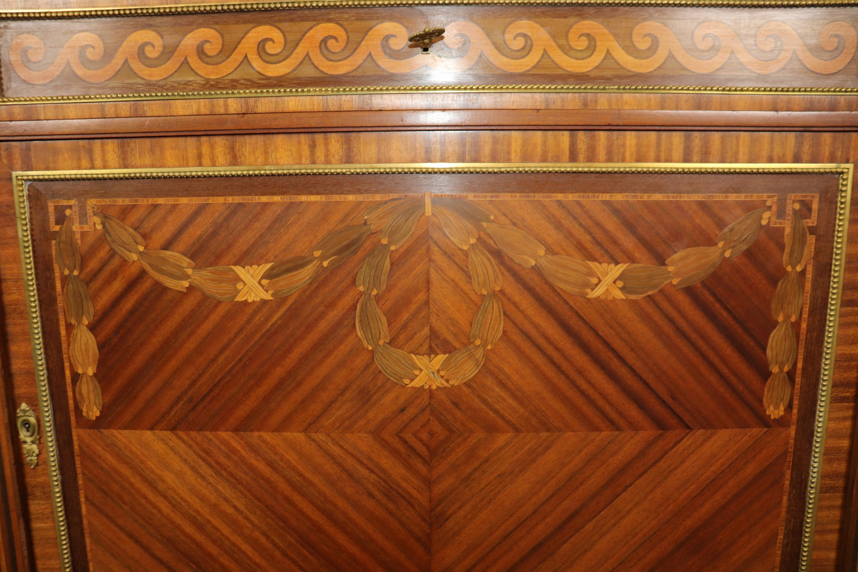 Monumental buffet à plateau de marbre en bois de roi marqueté, signé Maison Krieger en vente 8