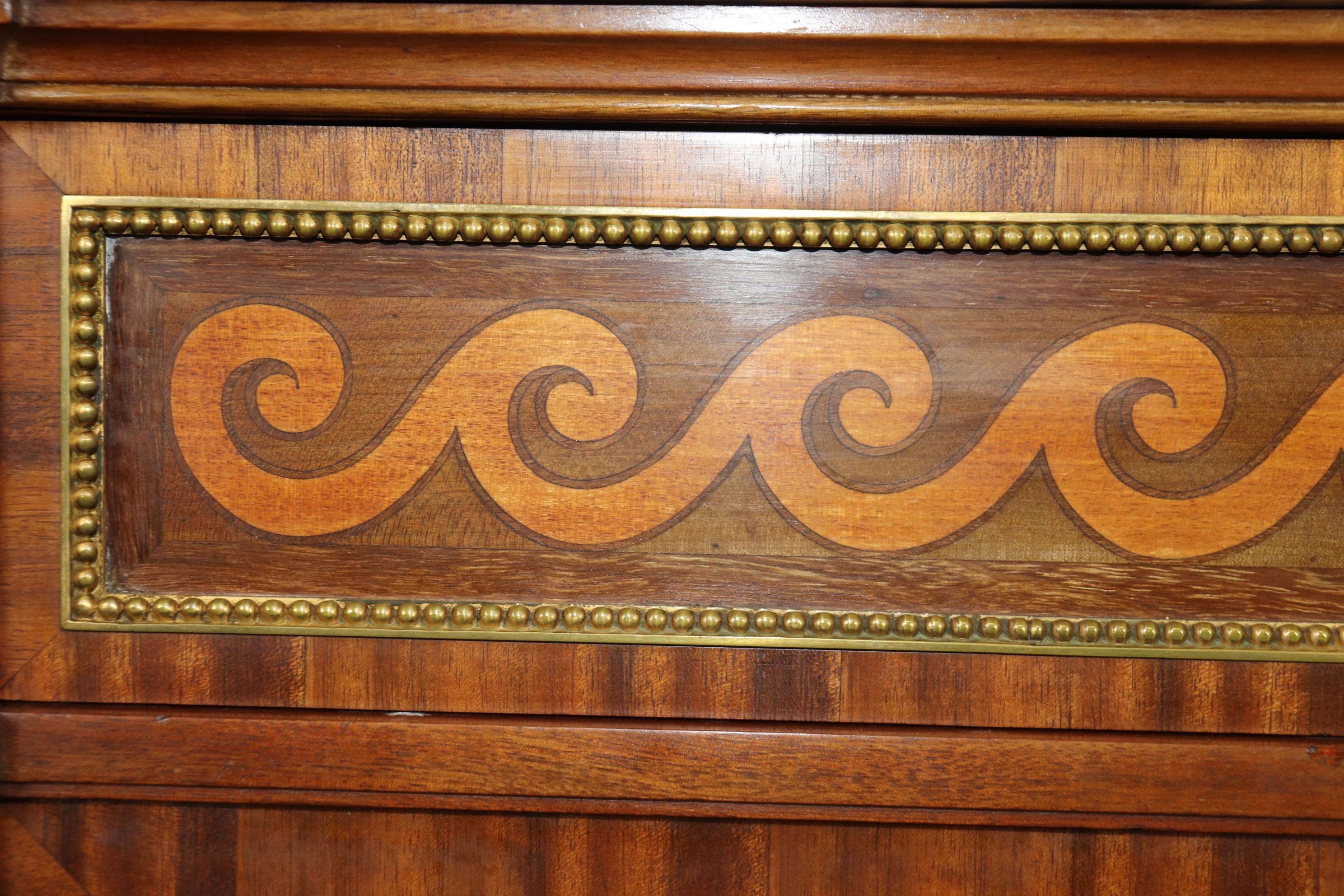 Monumental buffet à plateau de marbre en bois de roi marqueté, signé Maison Krieger en vente 9
