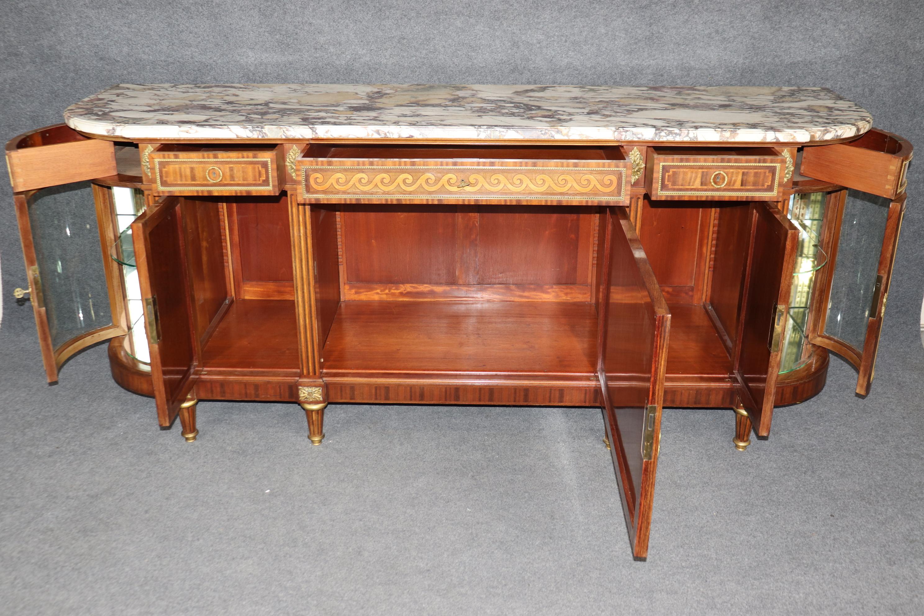 Français Monumental buffet à plateau de marbre en bois de roi marqueté, signé Maison Krieger en vente