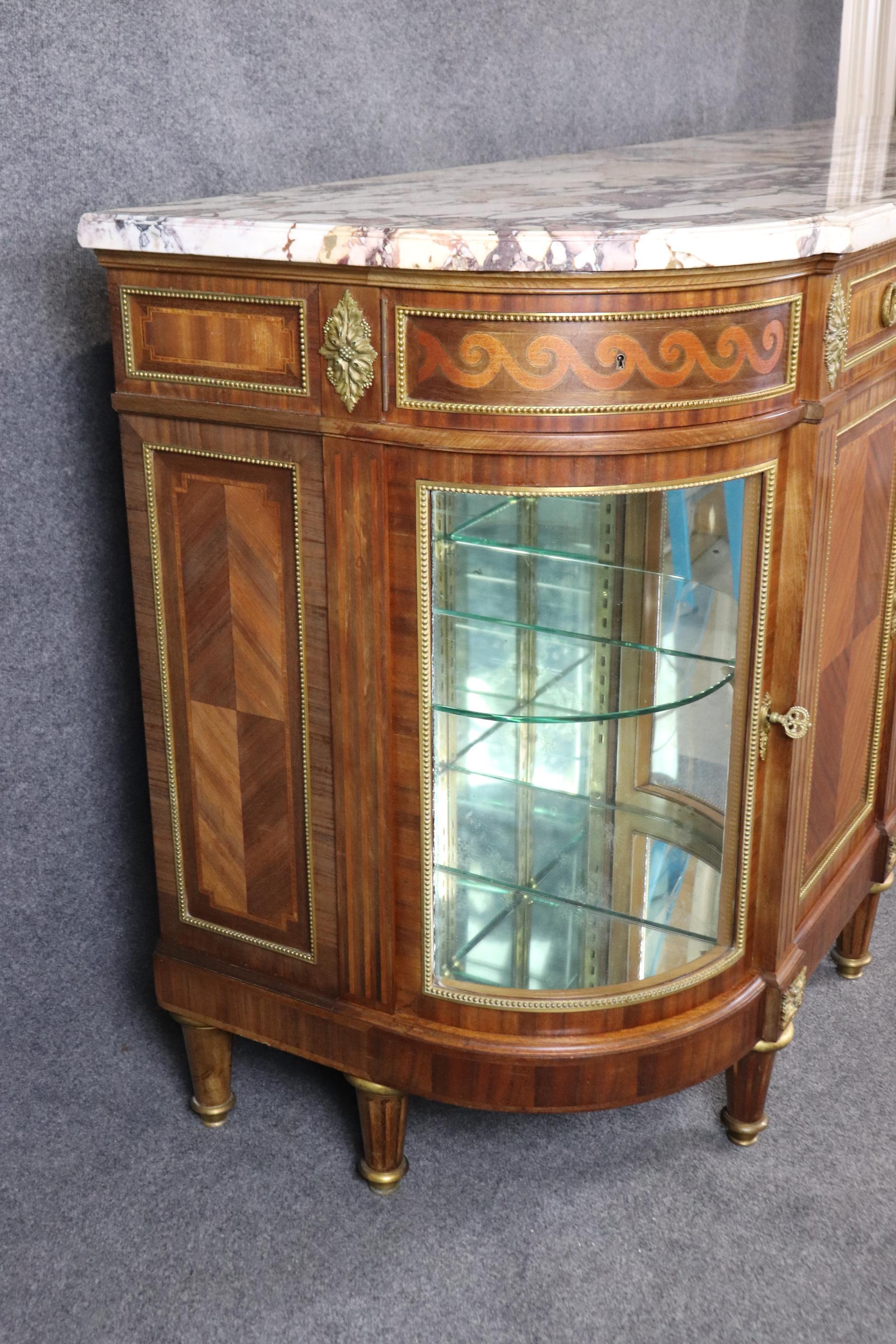 Monumental buffet à plateau de marbre en bois de roi marqueté, signé Maison Krieger Bon état - En vente à Swedesboro, NJ