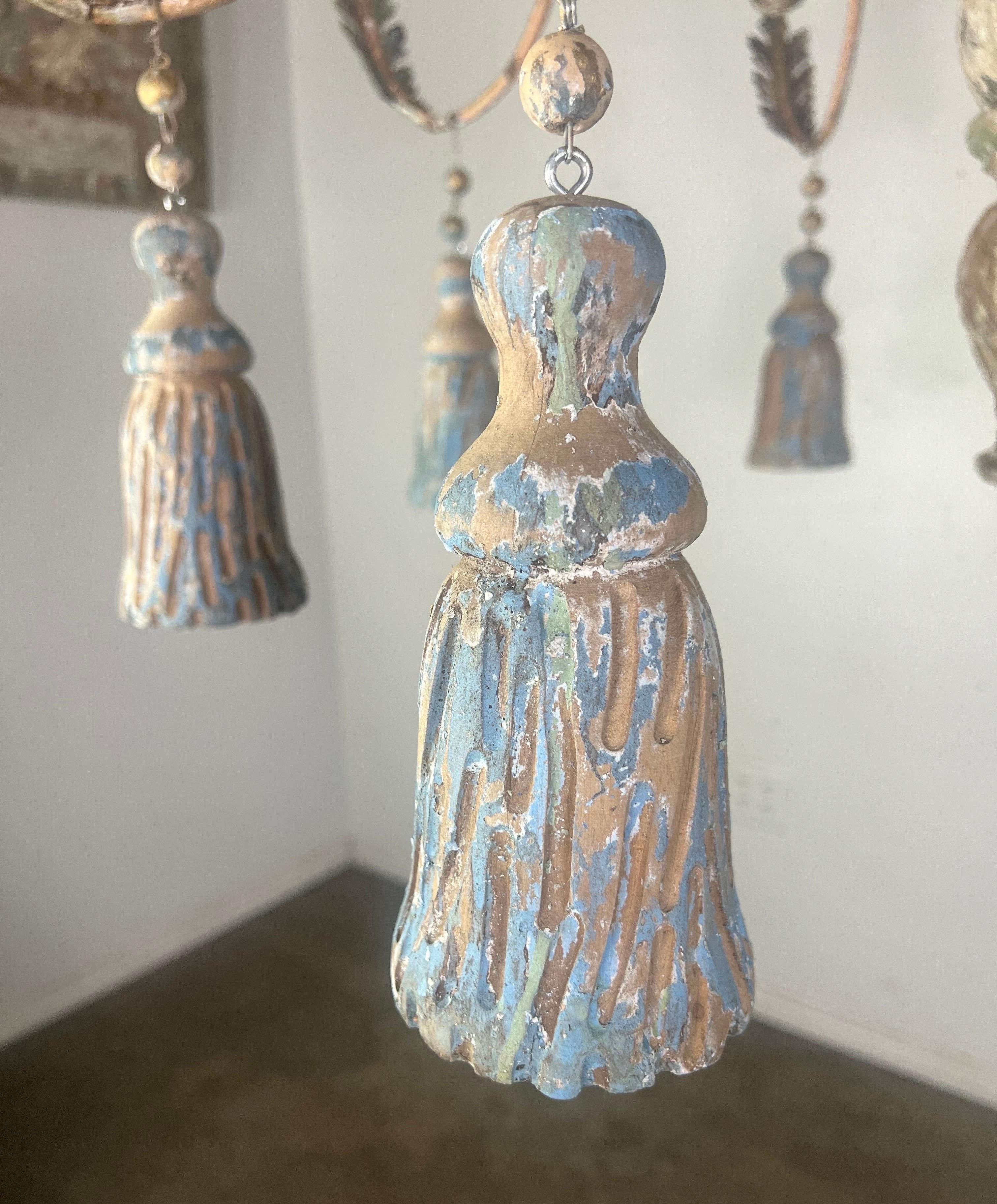 Lampadario italiano in legno dipinto con nappe in scala monumentale (14 luci) in vendita 3