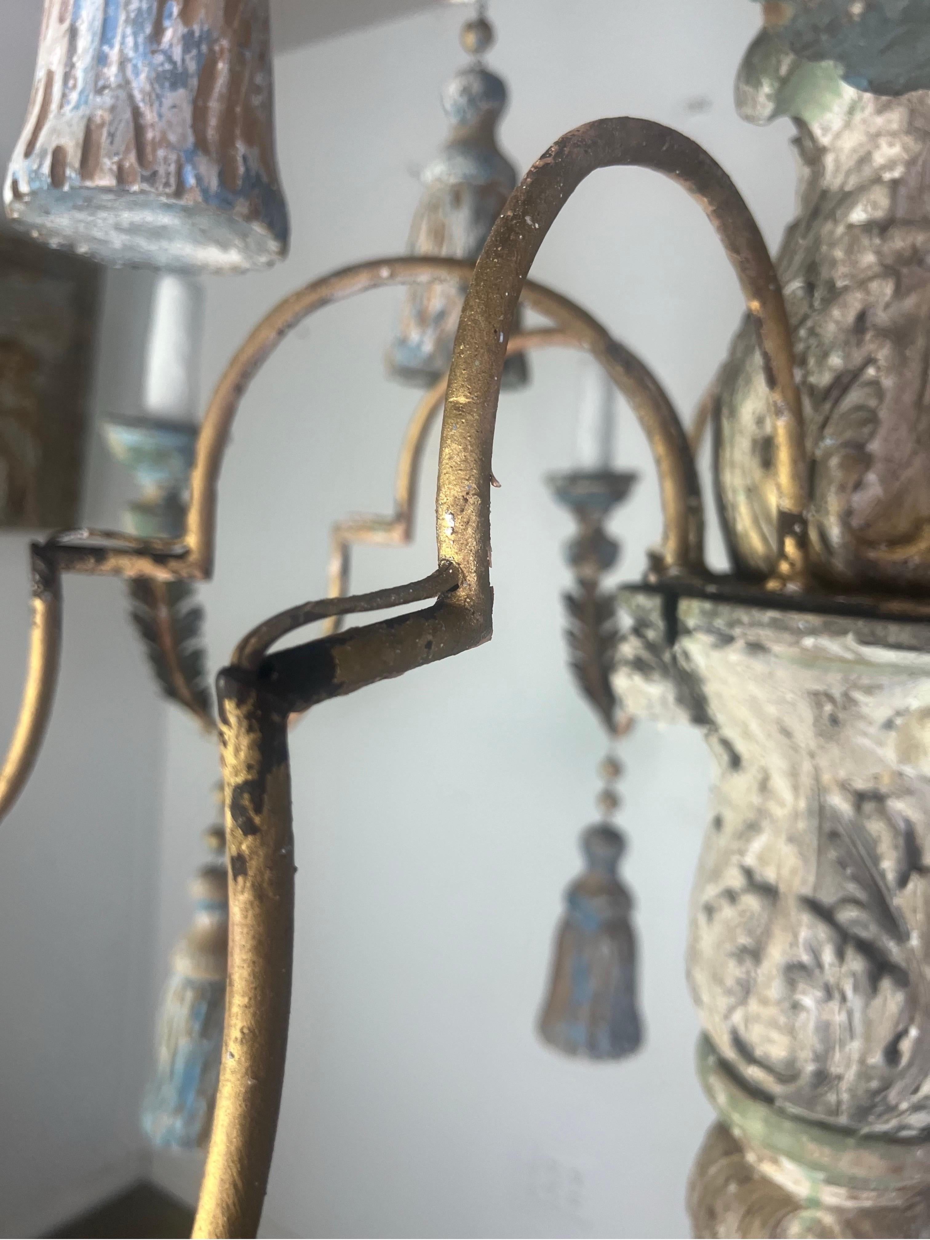 Lampadario italiano in legno dipinto con nappe in scala monumentale (14 luci) in vendita 6
