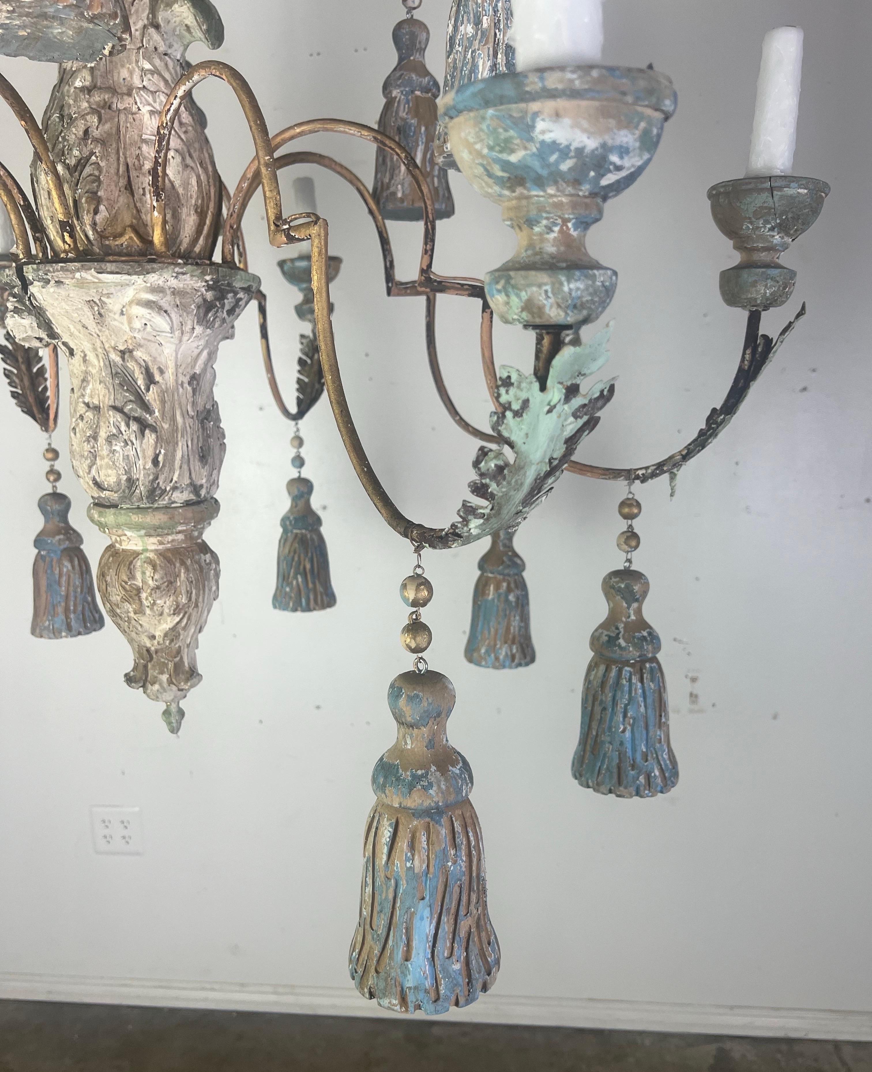 Lampadario italiano in legno dipinto con nappe in scala monumentale (14 luci) in vendita 7