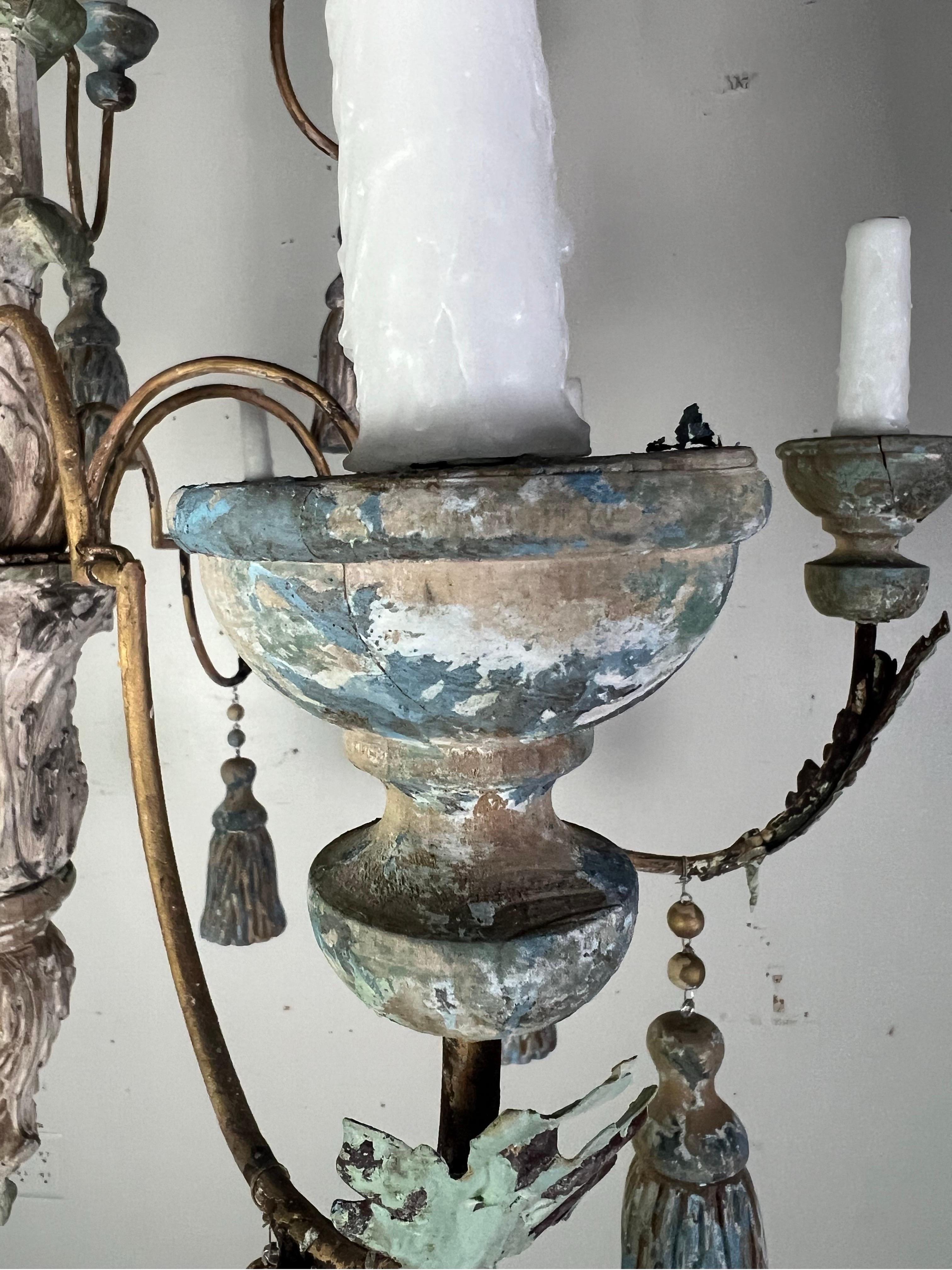 Lampadario italiano in legno dipinto con nappe in scala monumentale (14 luci) in vendita 9