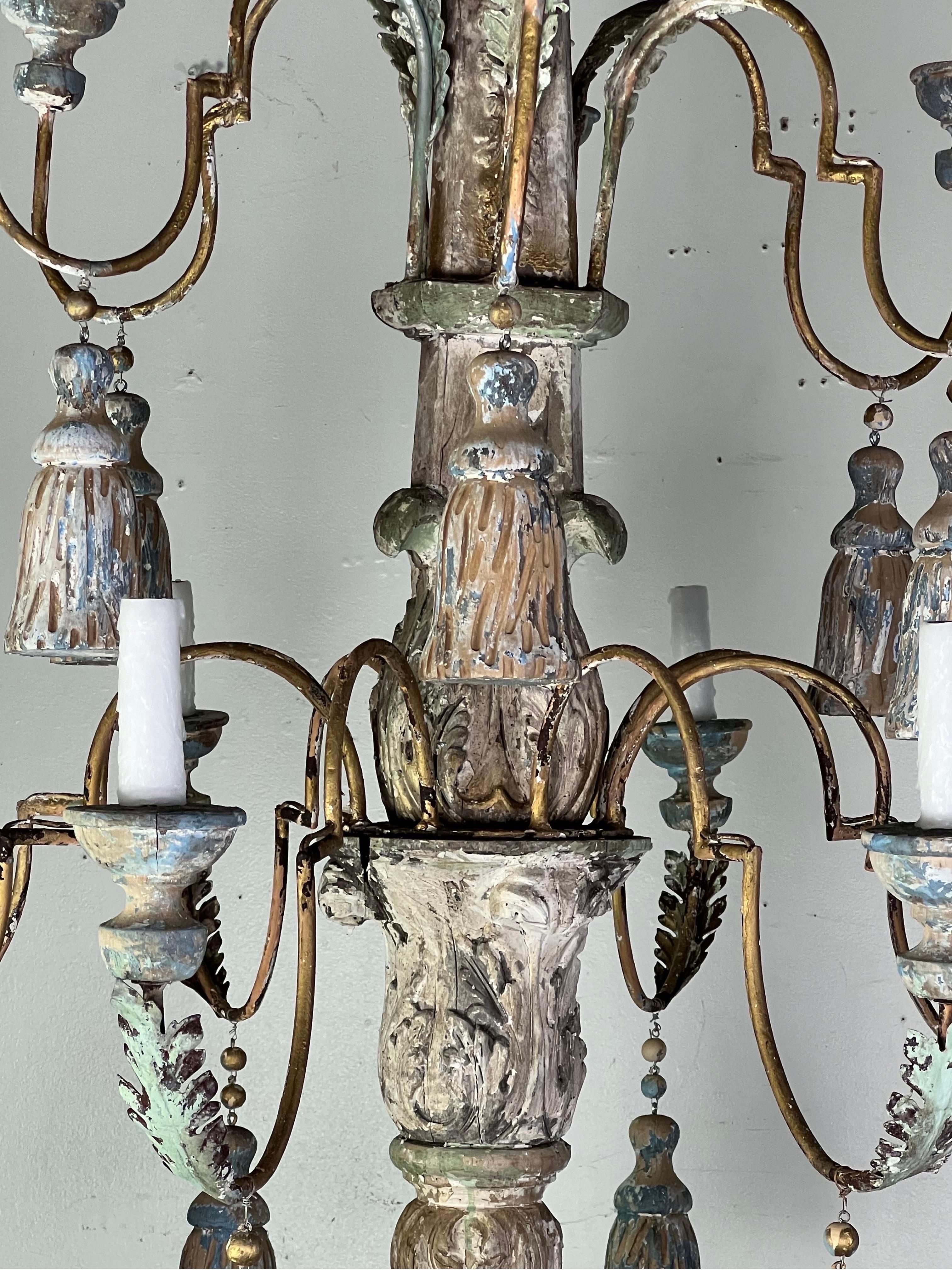 Lampadario italiano in legno dipinto con nappe in scala monumentale (14 luci) In condizioni deteriorate in vendita a Los Angeles, CA
