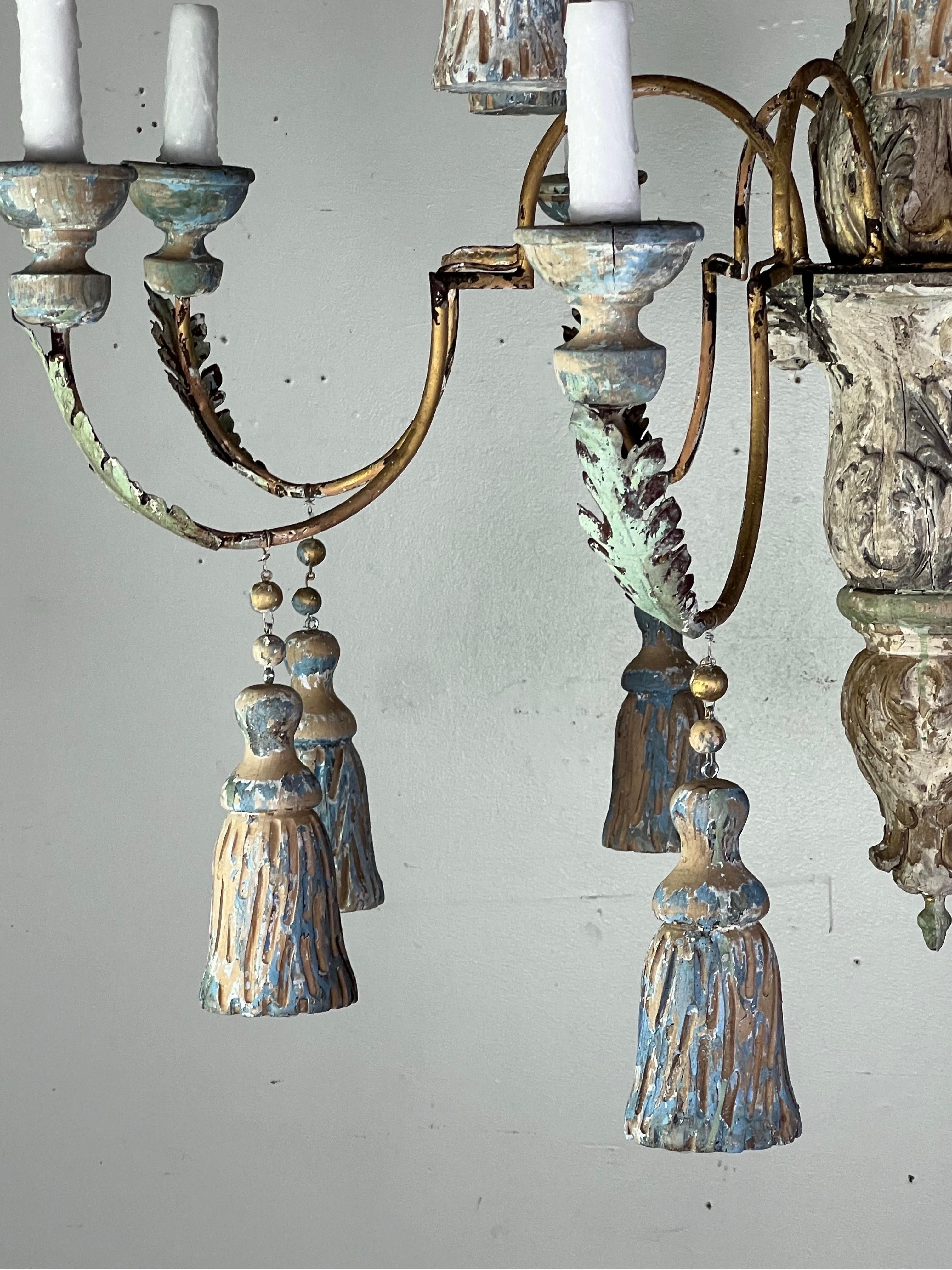 XX secolo Lampadario italiano in legno dipinto con nappe in scala monumentale (14 luci) in vendita