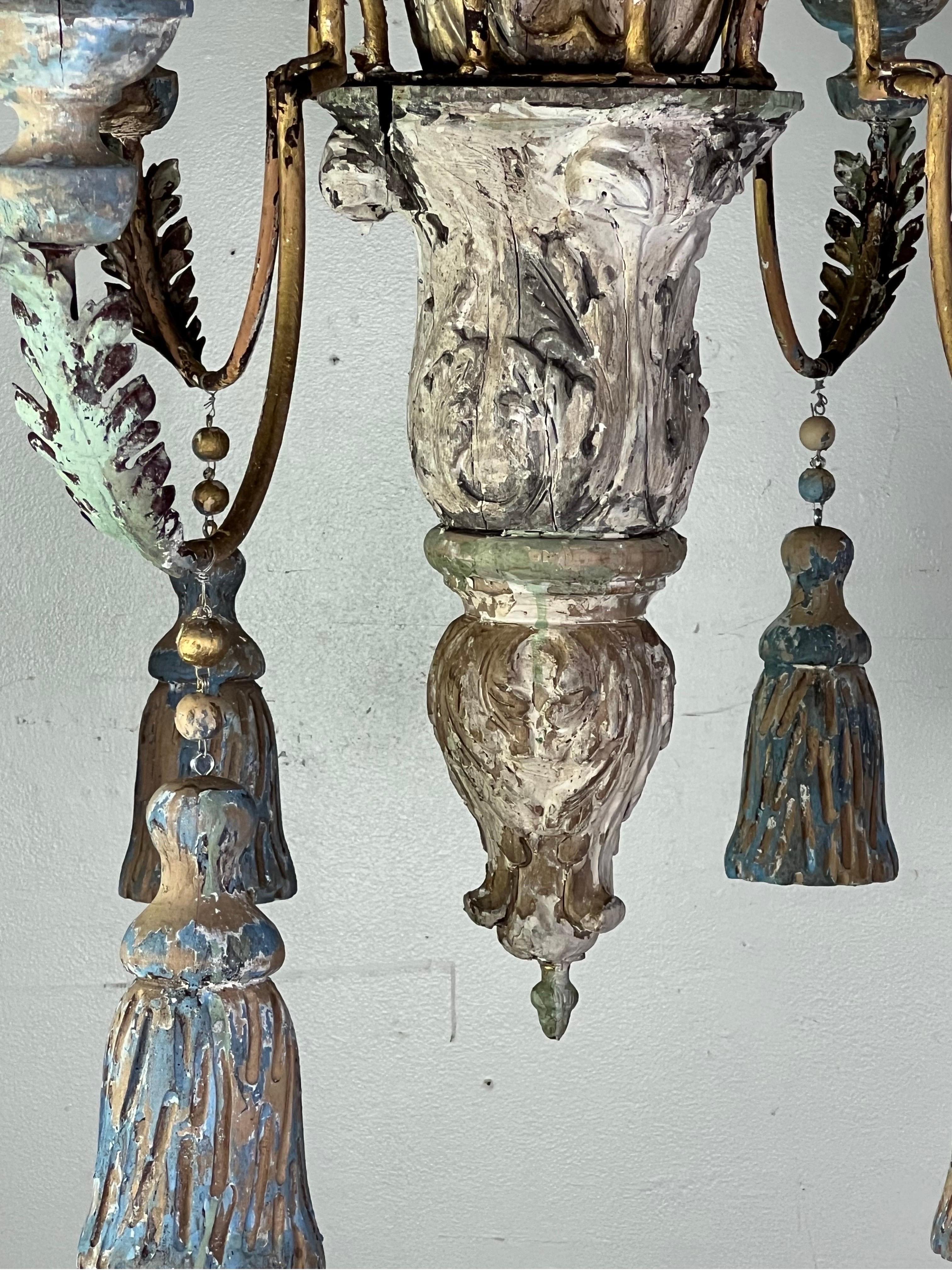 Metallo Lampadario italiano in legno dipinto con nappe in scala monumentale (14 luci) in vendita