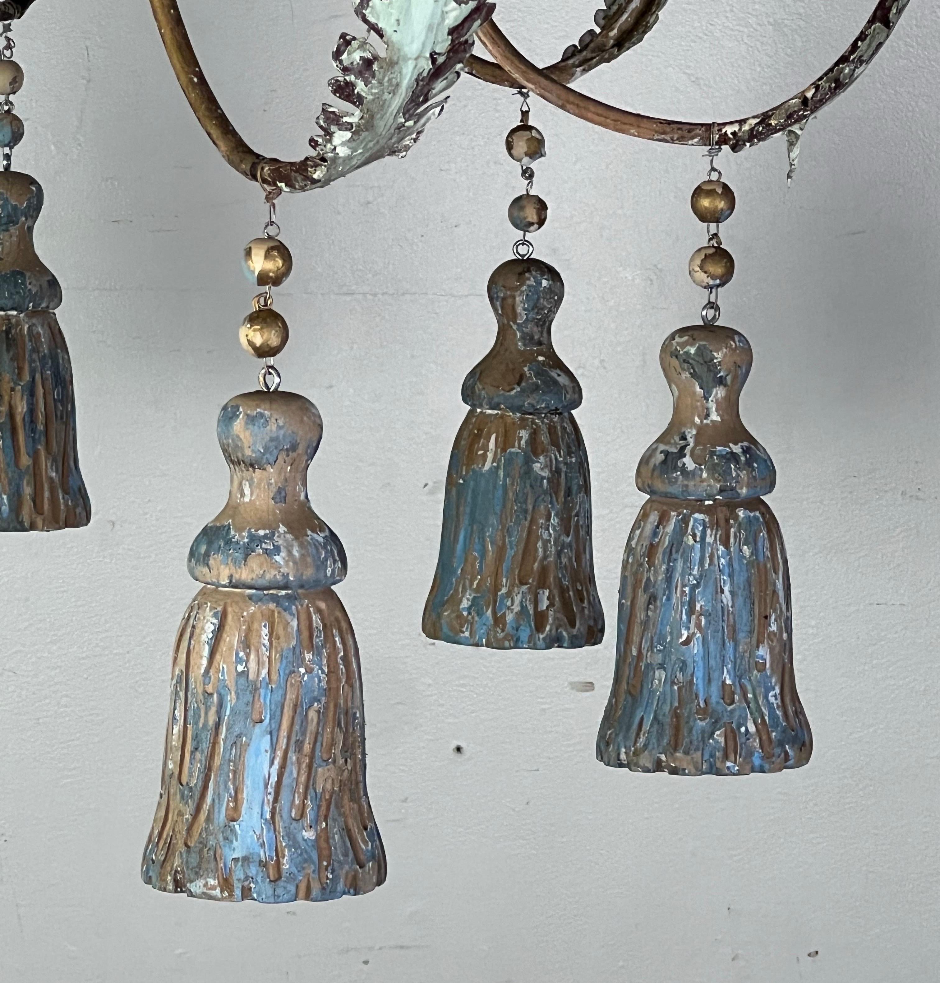 Lampadario italiano in legno dipinto con nappe in scala monumentale (14 luci) in vendita 1