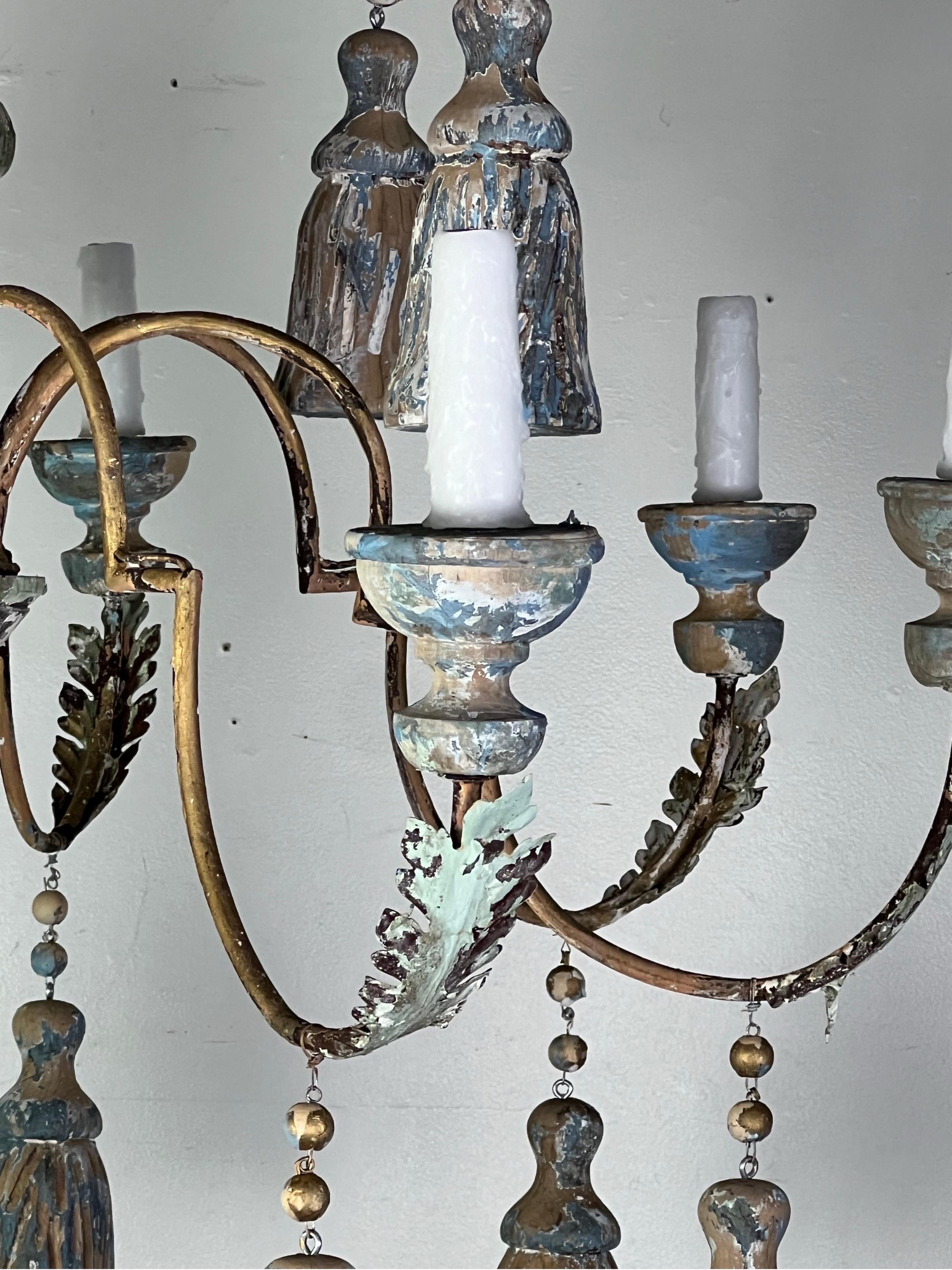 Lampadario italiano in legno dipinto con nappe in scala monumentale (14 luci) in vendita 2
