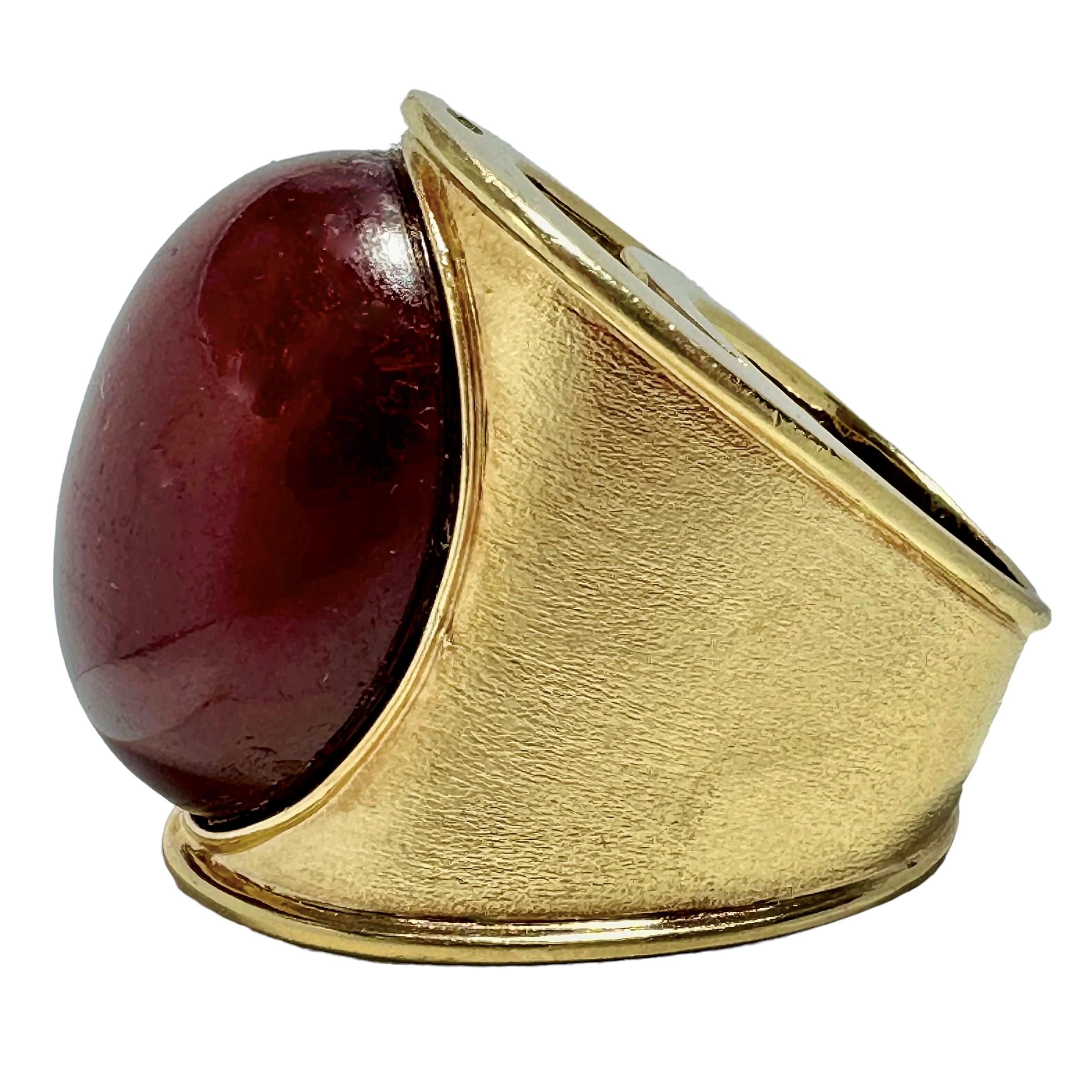 Monumental Scale 18K Yellow Gold Ring with Large Amber Center In Good Condition For Sale In Palm Beach, FL