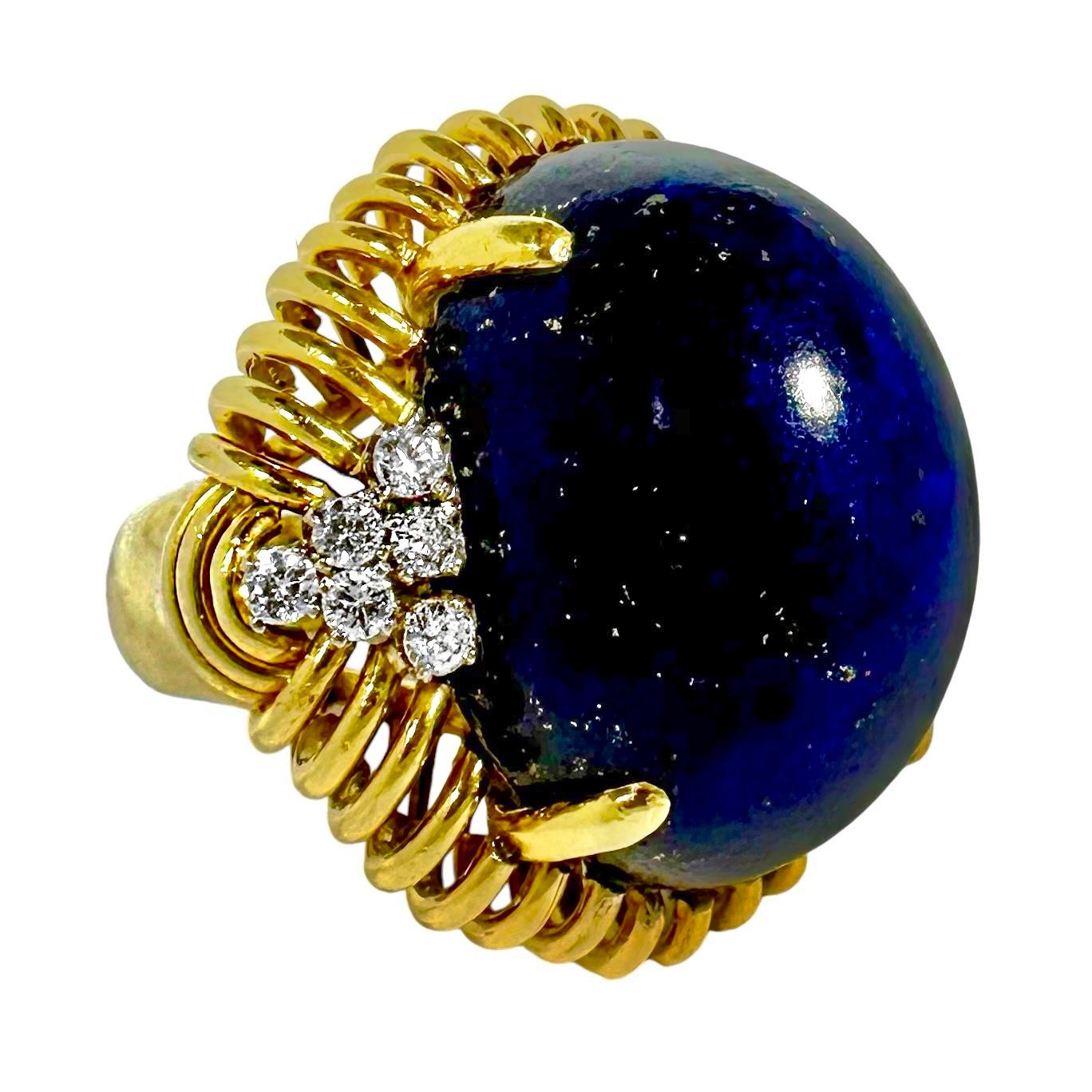 Cette grande et très impressionnante bague de cocktail pour femme a été créée presque entièrement de la main d'un artisan talentueux au milieu du 20e siècle. Un énorme cabochon de Lapis-Lazuli, mesurant environ 24 mm de long sur 15 mm de large et 12