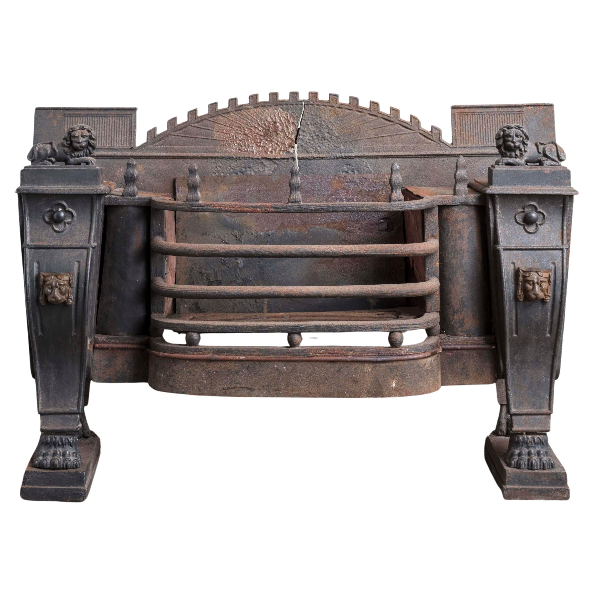 Grille monumentale de fourneau à sarcophage de la période Régence