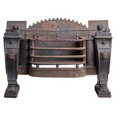 Grille monumentale de fourneau à sarcophage de la période Régence