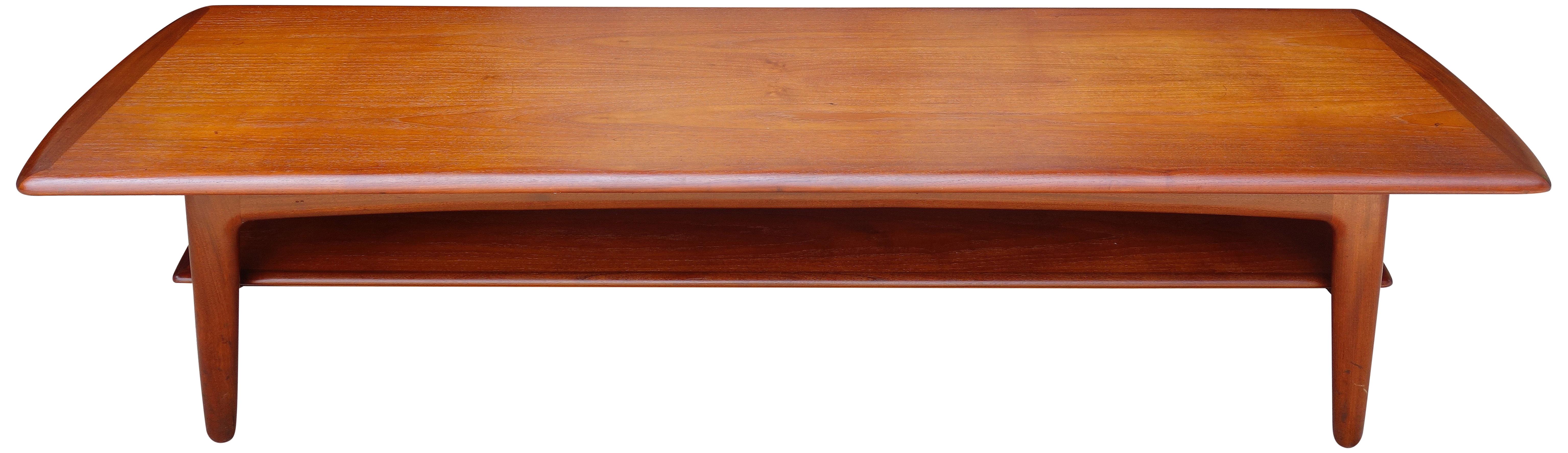 Pour votre considération est cette belle table basse en teck s'étendant 71''. Conçu par Svend Aage Madsen pour Karl Lindegaard. En merveilleux état d'origine avec une patine chaude et prêt à être utilisé.
