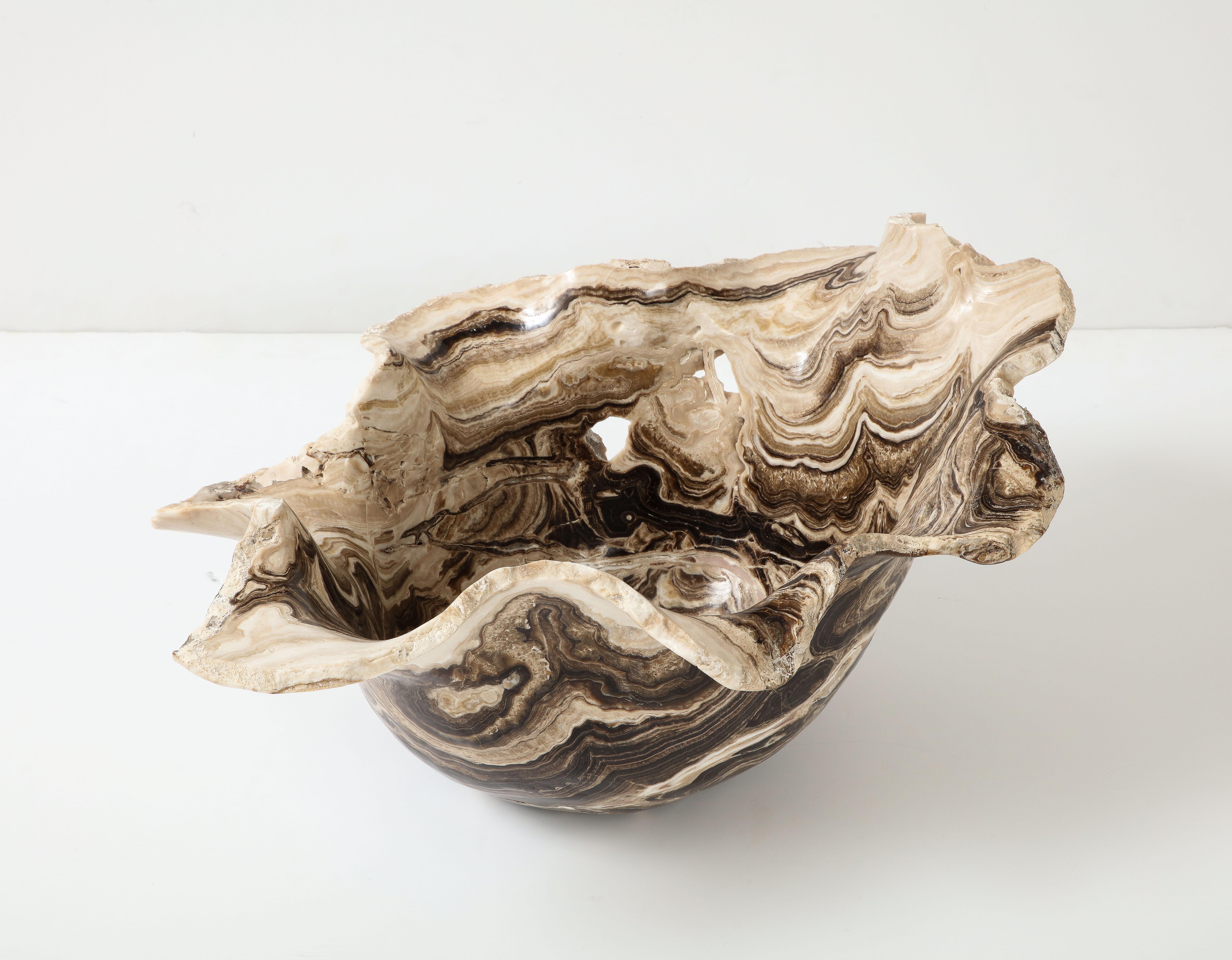 Monumental Sculptural Brown and White Hand Carved Onyx Bowl or Centerpiece In Excellent Condition For Sale In New York, NY