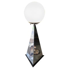 Monumentale lampe de table sculpturale en miroir obélisque et orbe de C. Jere