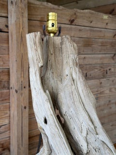 Lampada da tavolo monumentale in legno galleggiante, stile scultoreo, arredamento costiero moderno e naturale