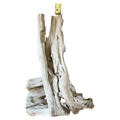Lampada da tavolo monumentale in legno galleggiante, stile scultoreo, arredamento costiero moderno e naturale