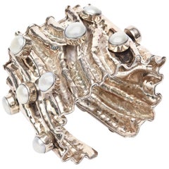 Grand bracelet manchette sculptural en argent sterling et perles, signé et poinçonné