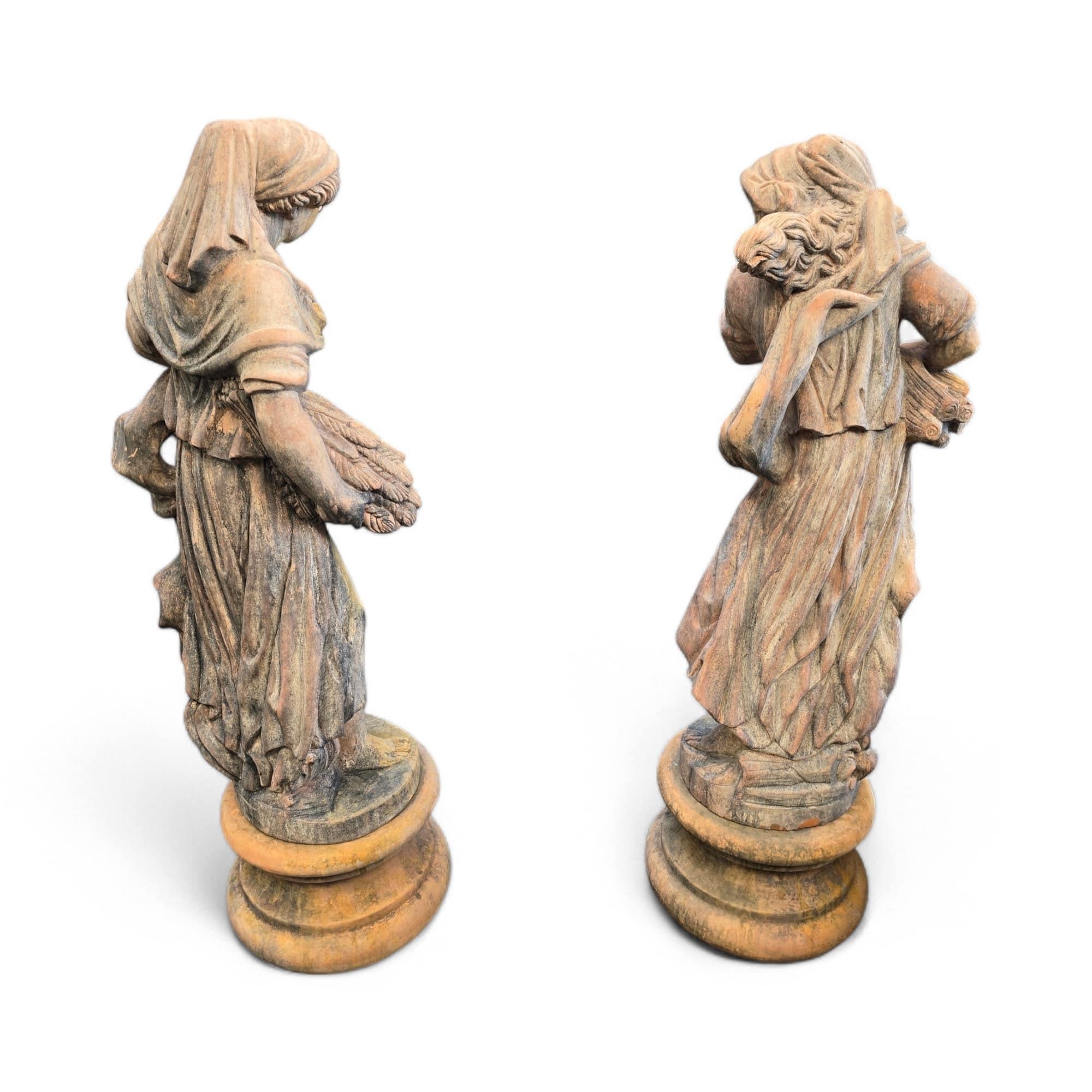 Sculptures monumentales The 4 Seasons en terre cuite d' Impruneta avec base 180 en vente 2