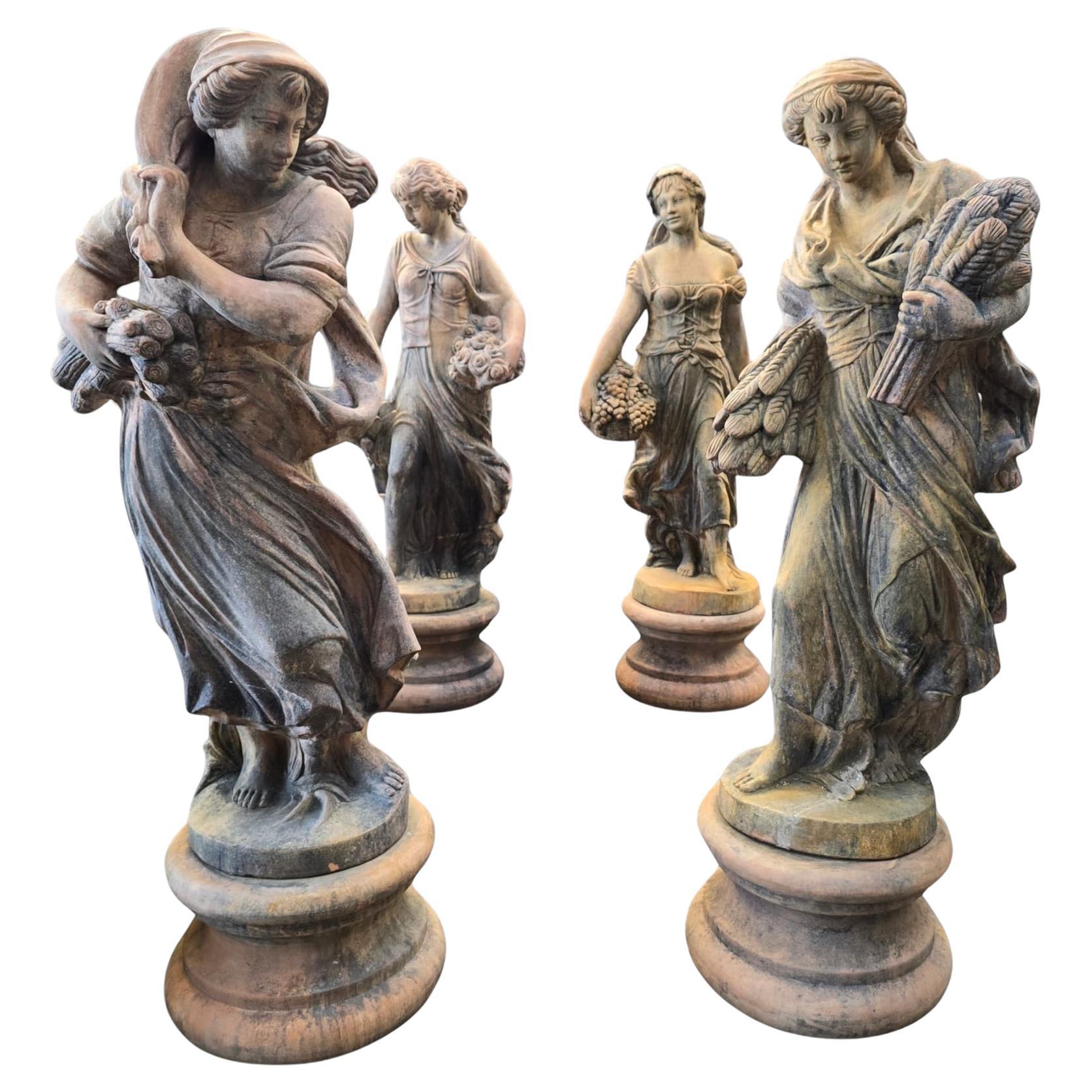 Sculptures monumentales The 4 Seasons en terre cuite d' Impruneta avec base 180 en vente