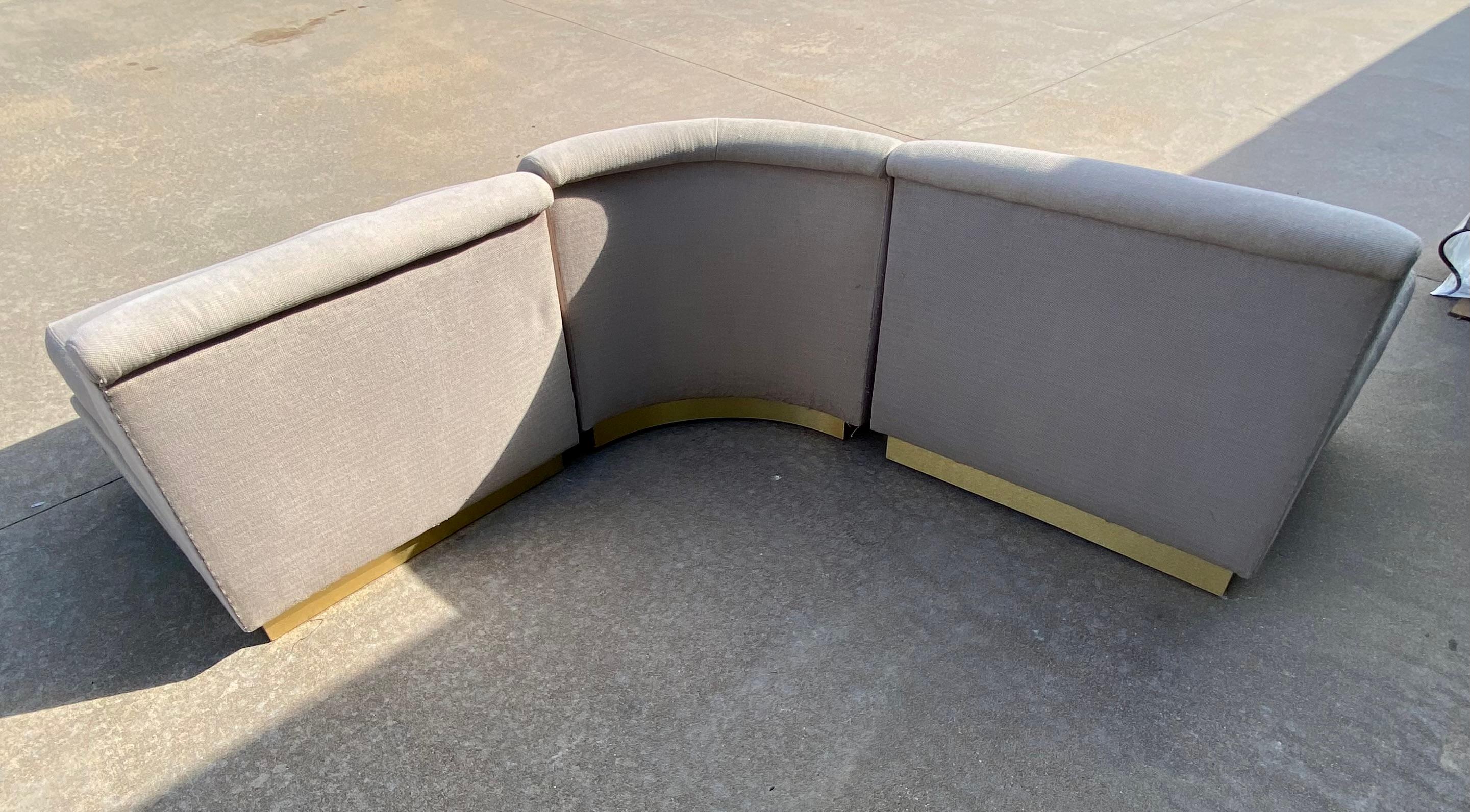 Divano monumentale componibile a pozzo con base a zoccolo in ottone in vendita 10