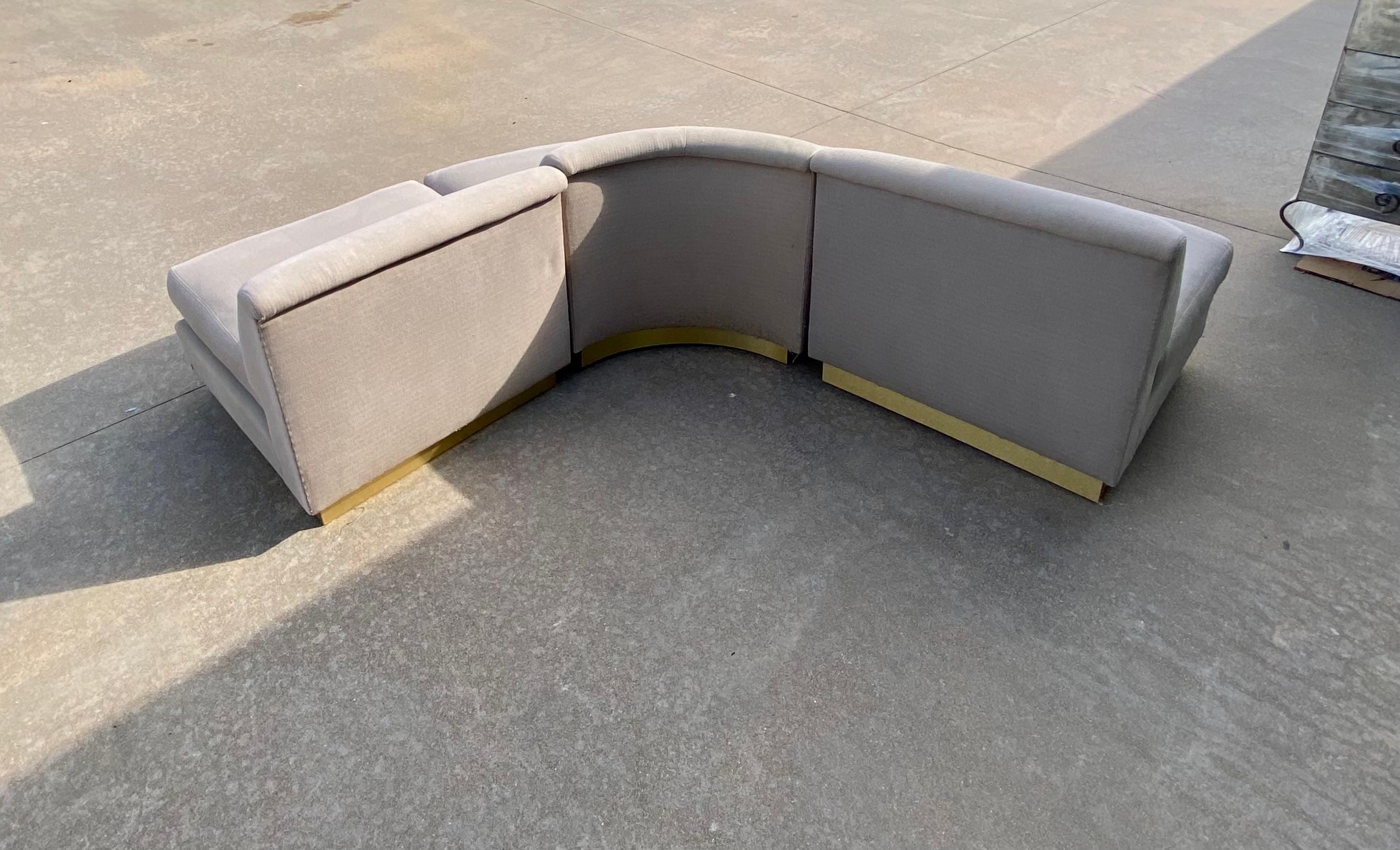 Divano monumentale componibile a pozzo con base a zoccolo in ottone in vendita 11