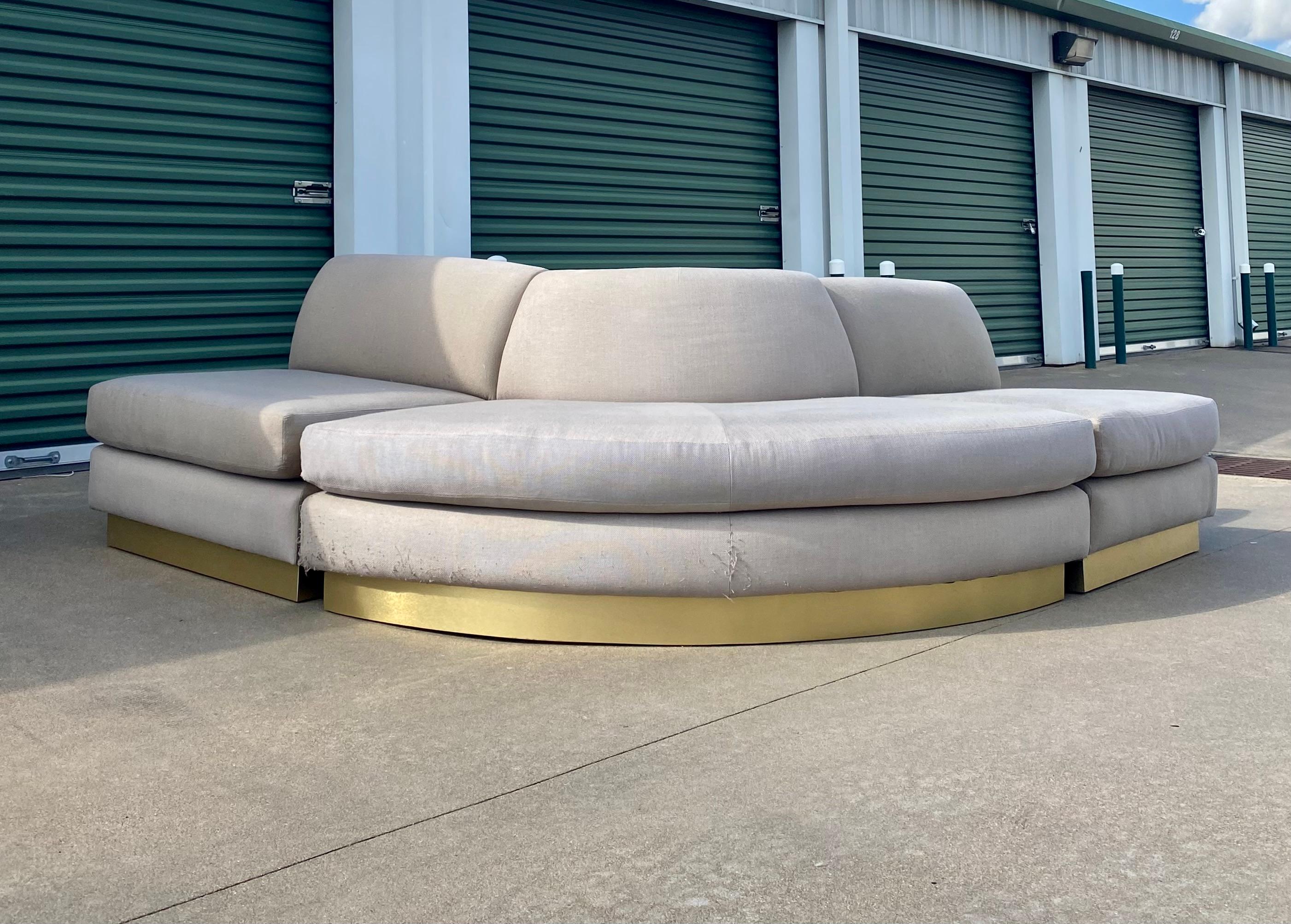 Fatto a mano Divano monumentale componibile a pozzo con base a zoccolo in ottone in vendita